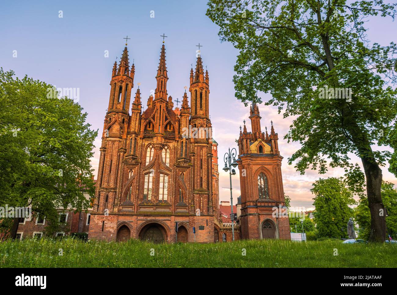 Vilnius, Litauen. Römisch-Katholische Kirche St. Anna Und Kirche St