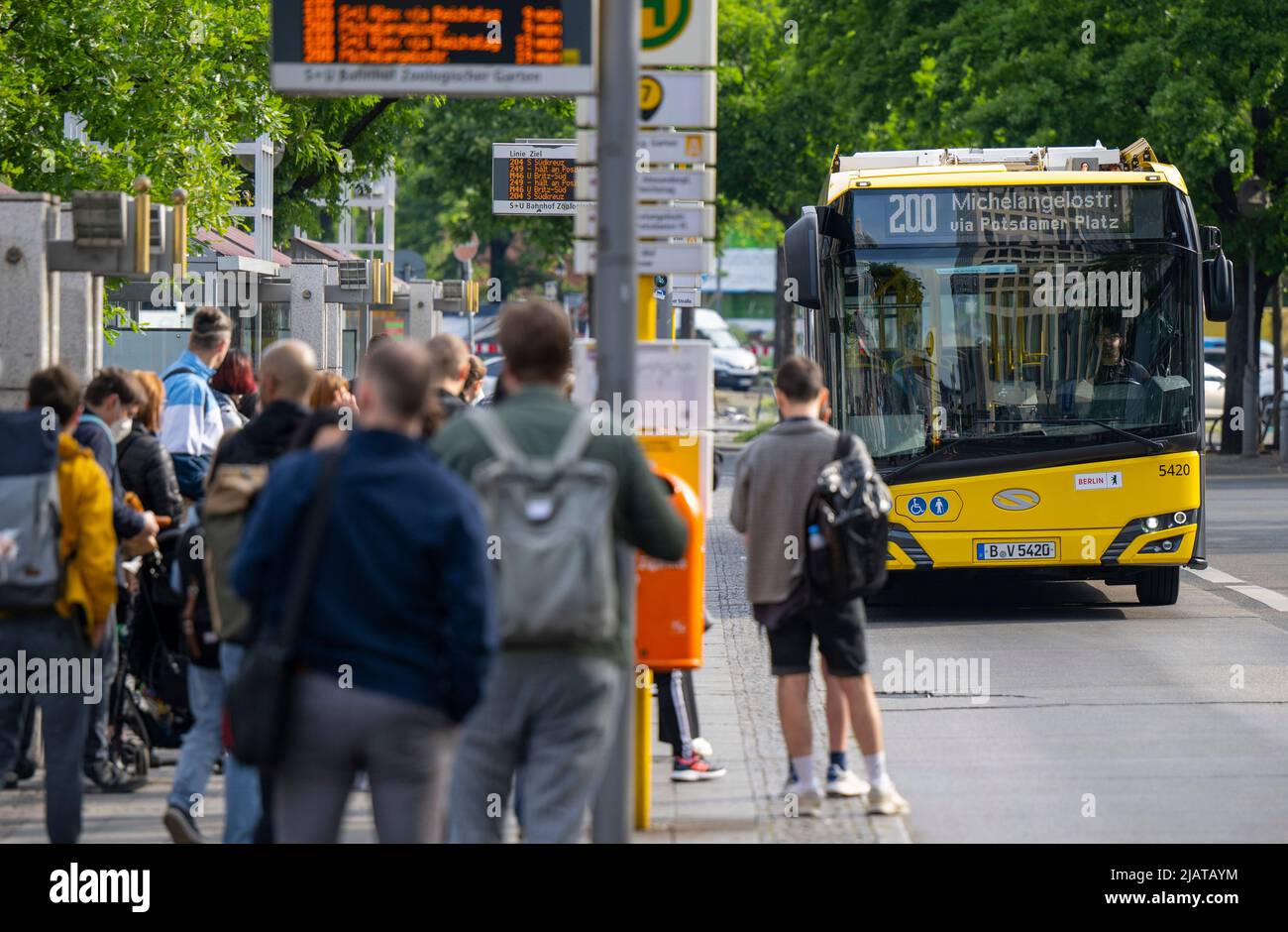 Berlin, Deutschland. 01.. Juni 2022. Zahlreiche Fahrgäste warten vor