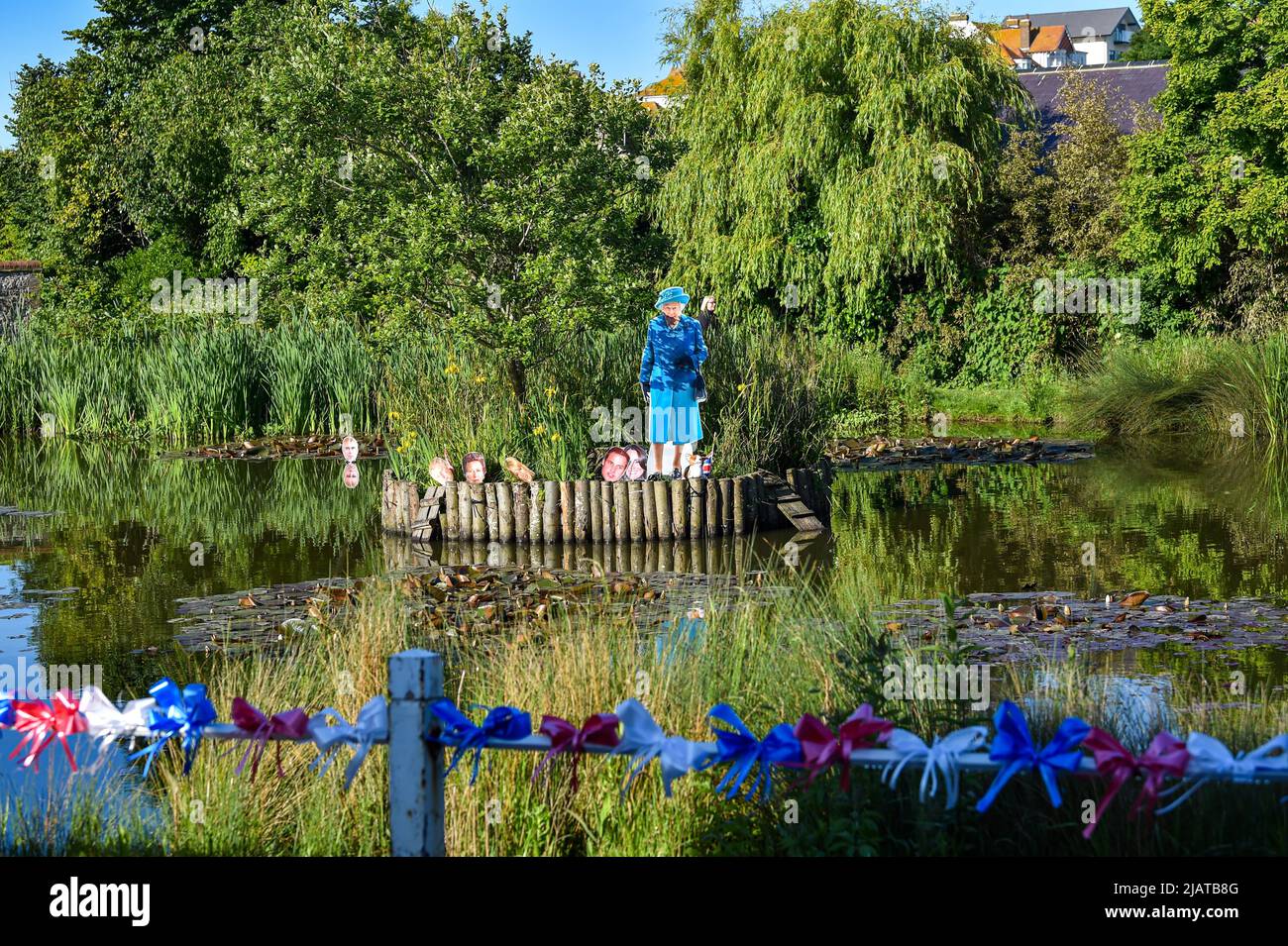 Brighton UK 1. June 2022 - Karteikarten-Ausschnitte der Queen und Mitglieder der königlichen Familie sind auf dem Ententeich im Dorf Rottingdean in der Nähe von Brighton erschienen, als sie sich in den nächsten Tagen auf die Feierlichkeiten zum Platin-Jubiläum der Queen vorbereiten.der Ausschnitt von Prinz Andrew auf der linken Seite Der Insel wurde getrennt von anderen Mitgliedern der Familie gehalten : Credit Simon Dack / Alamy Live News Stockfoto