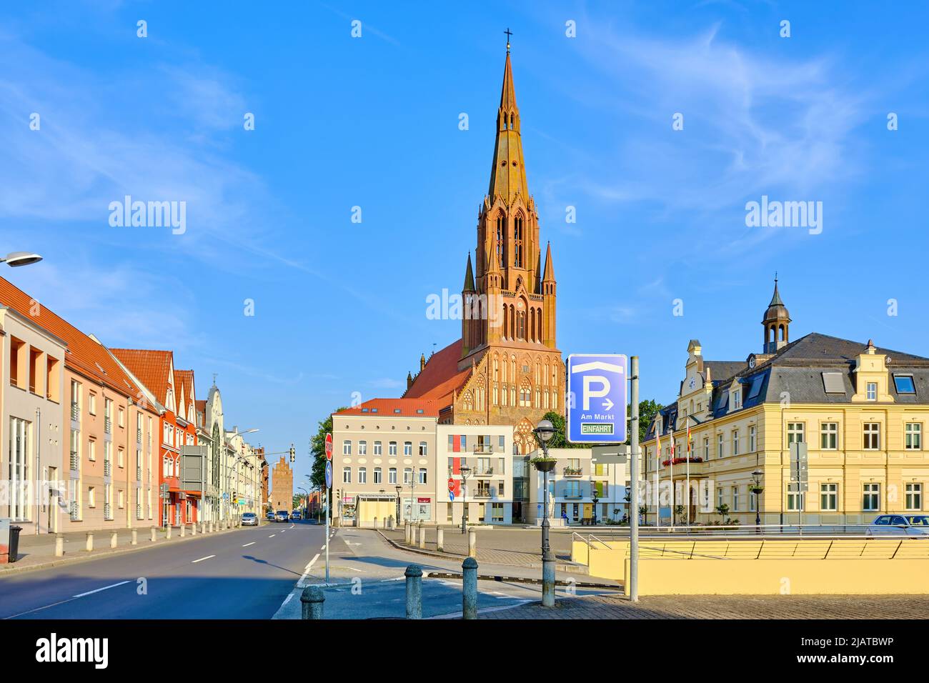 Hansestadt Demmin, Mecklenburg-Vorpommern, Deutschland, 7. August 2020: Rathaus und Bartholomäus-Kirche. Stockfoto