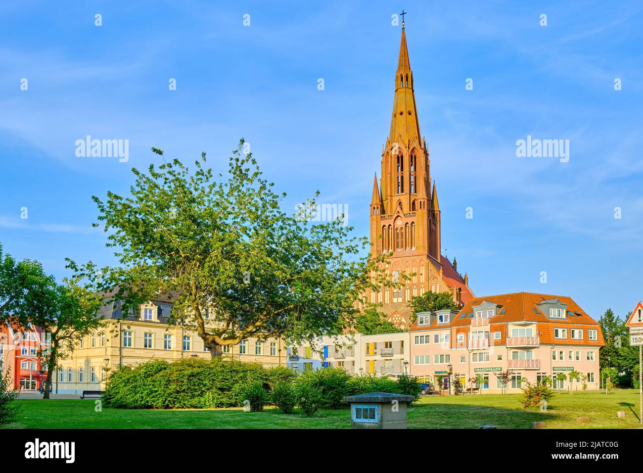 Hansestadt Demmin, Mecklenburg-Vorpommern, Deutschland, 7. August 2020: Rathaus und Bartholomäus-Kirche. Stockfoto