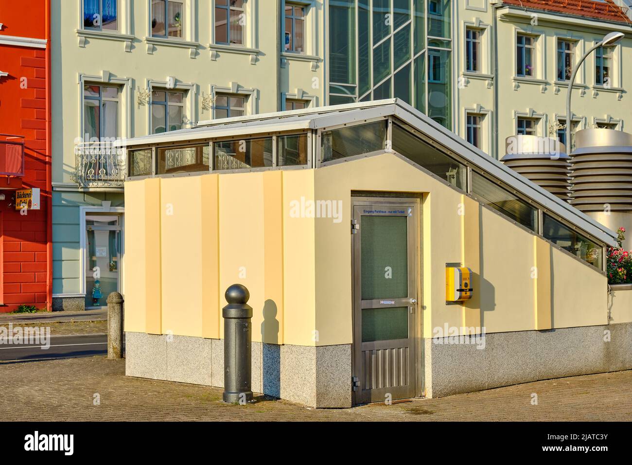 Häuschen mit Eingang zum Parkhaus unter dem Marktplatz der Hansestadt Demmin, Mecklenburg-Vorpommern, Deutschland. Freistehende Hütte mit Eingang zur m Stockfoto
