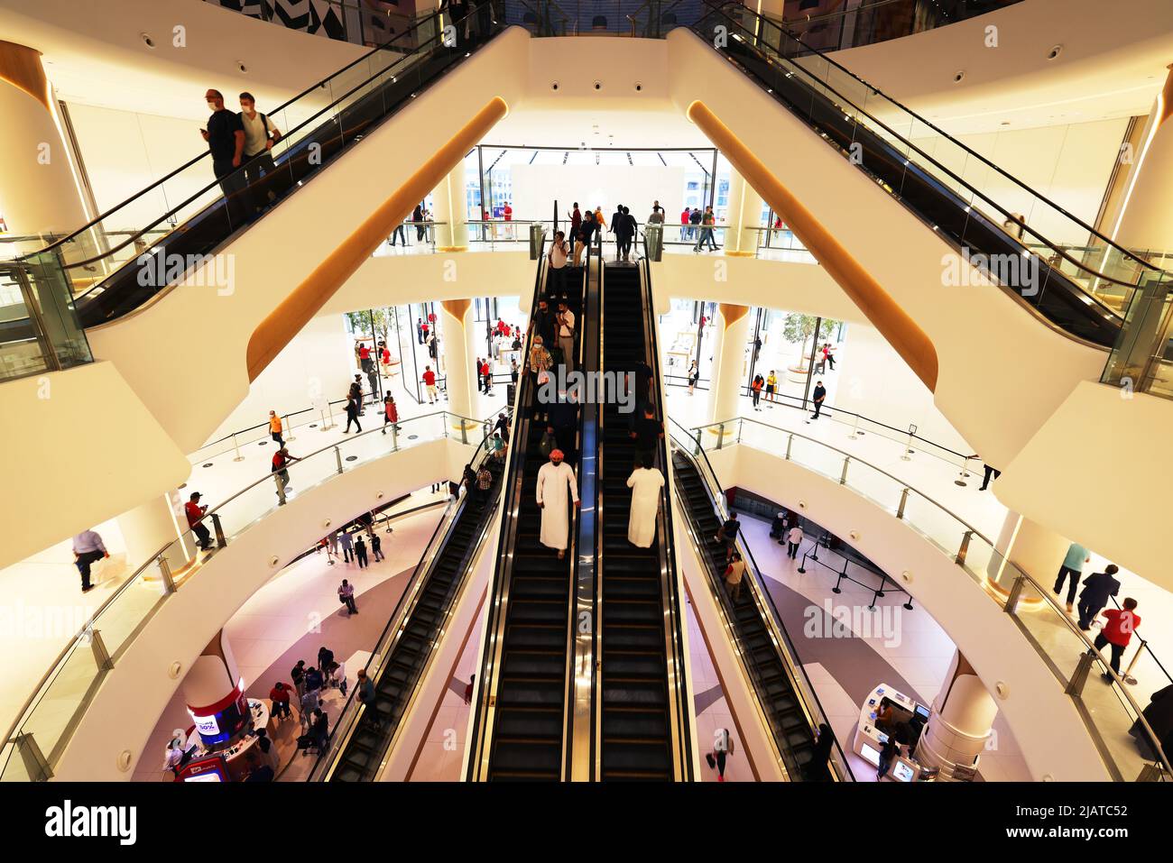 Dubai Mall, Mode, atemberaubend, modern, Einkaufszentrum mit umwerfender Architektur und Luxus, Fashion Geschäfte mit Spaß und Freude beim Shoppen Stockfoto