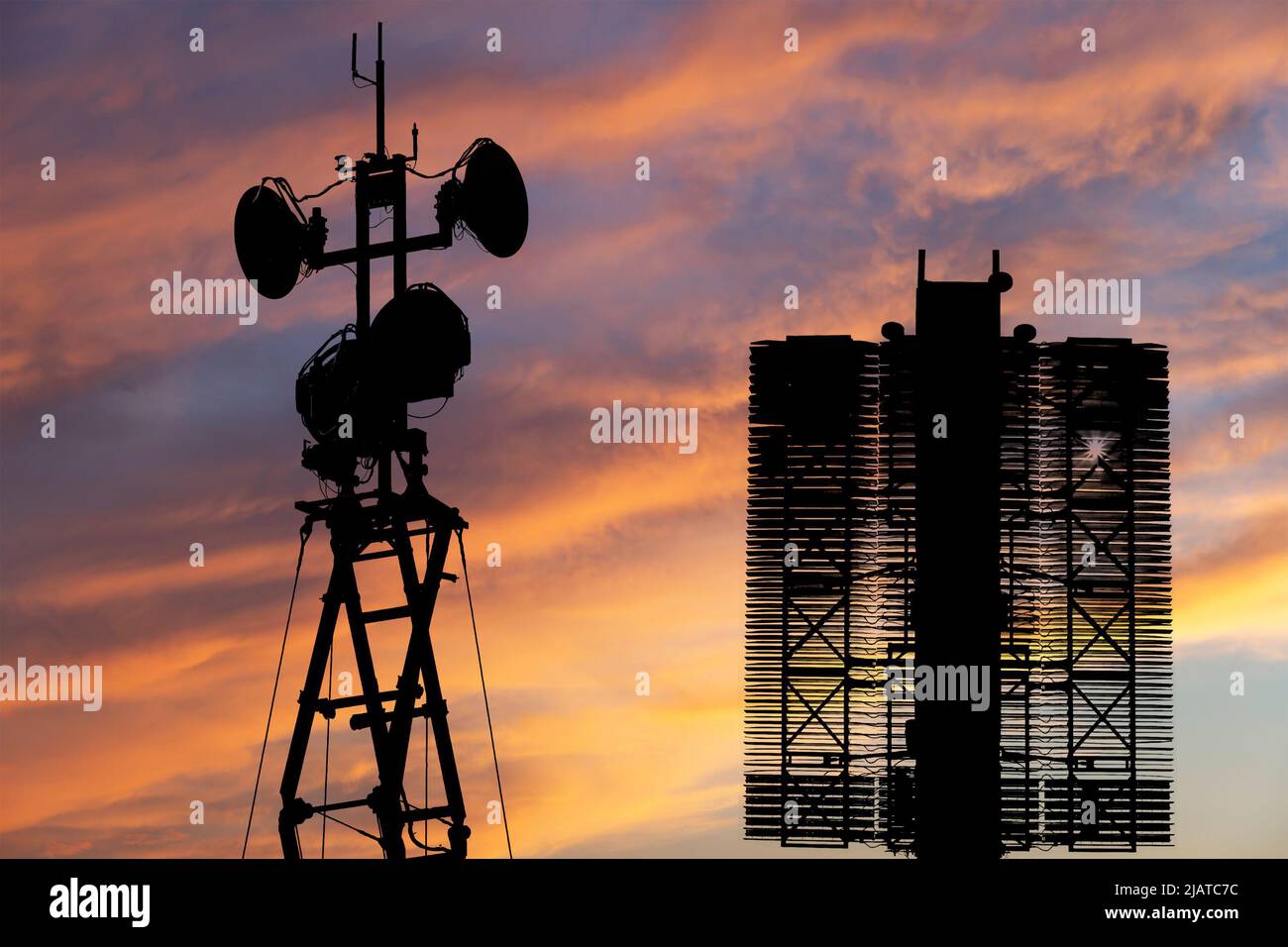 Luftverteidigungsradare von militärischen mobilen Anti-Aircraft-Systemen (Radar ist entworfen und automatische Verfolgung von Zielen und Raketen) , auf dem Hintergrund der Stockfoto