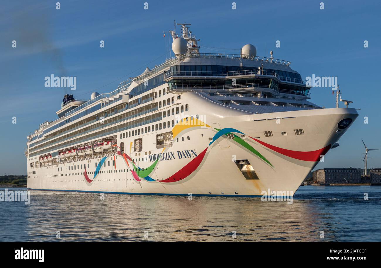 Cobh, Cork, Irland. 01.. Juni 2022. Der Kreuzfahrtdampfer Norwegian Dawn fing in der frühen Morgensonne, als sie am Tiefwasserkai in Cobh, Co. Cork, Irland, ankotet. - Credit; David Creedon / Alamy Live News Stockfoto