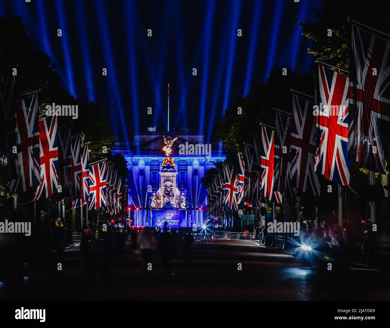 The Mall at Night, während die Vorbereitungen für die Feierlichkeiten zum Platin-Jubiläum der Königin fortgesetzt werden. Stockfoto