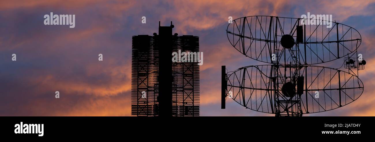 Luftverteidigungsradare von militärischen mobilen Anti-Aircraft-Systemen (Radar ist entworfen und automatische Verfolgung von Zielen und Raketen) , auf dem Hintergrund der Stockfoto