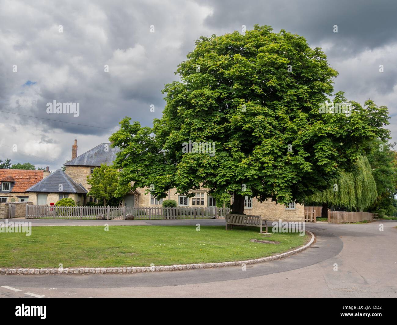 Dorfgrün an einem sonnigen Maitag, Castle Ashby, Northamptonshire, Großbritannien Stockfoto