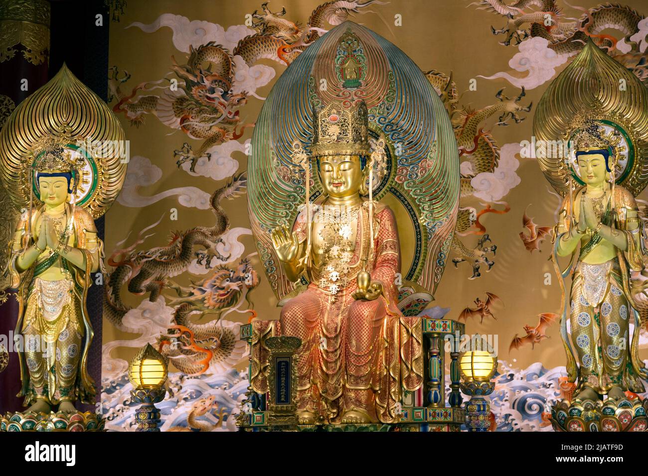 Der Buddha Maitreya - der zukünftige Buddha - in der Halle der Hundert Drachen, dem Buddha Zahnrelikatempel und Museum, Republik Singapur. Stockfoto