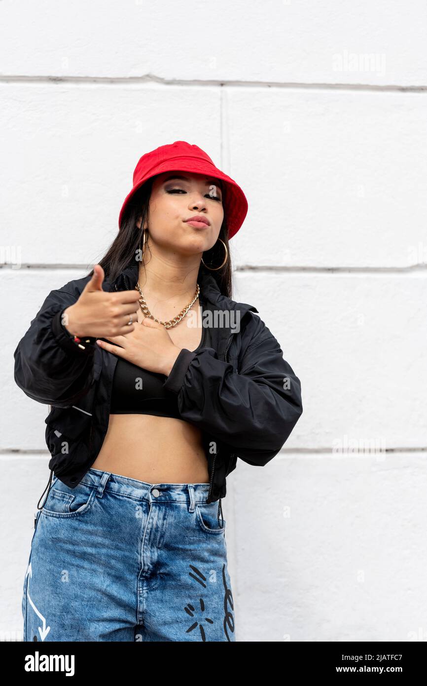 Junge lateinische Frau Hip-Hop tanzen auf der Straße mit einem roten Hut, Panama, Mittelamerika - Stock Foto Stockfoto