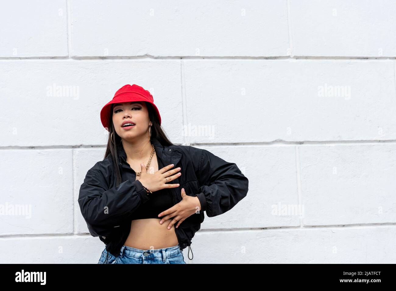 Junge lateinische Frau Hip-Hop tanzen auf der Straße mit einem roten Hut, Panama, Mittelamerika - Stock Foto Stockfoto