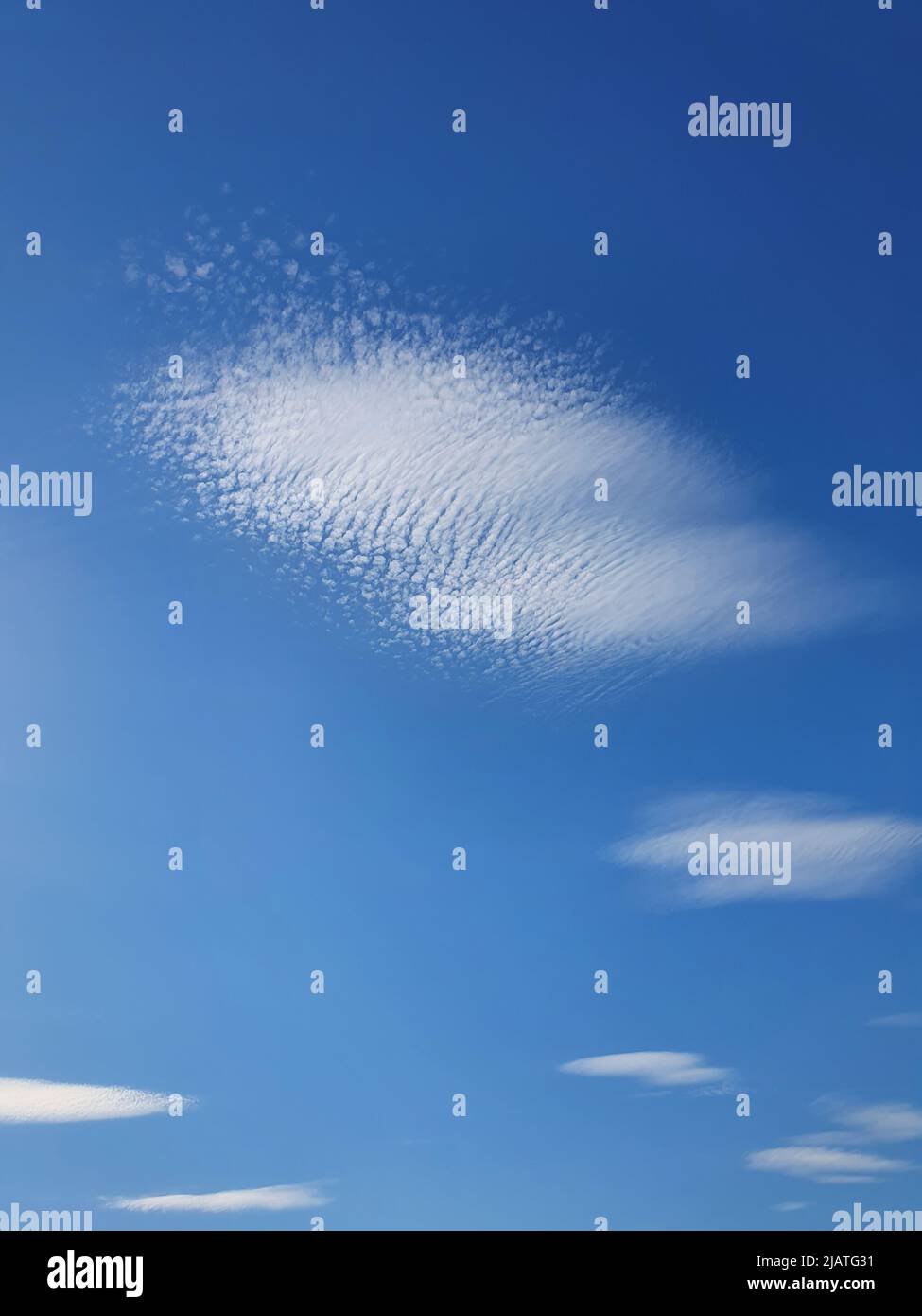 Abstrakte Zirruswolken auf dem Hintergrund des blauen Himmels. Wunderschöne Wolkenlandschaft Stockfoto