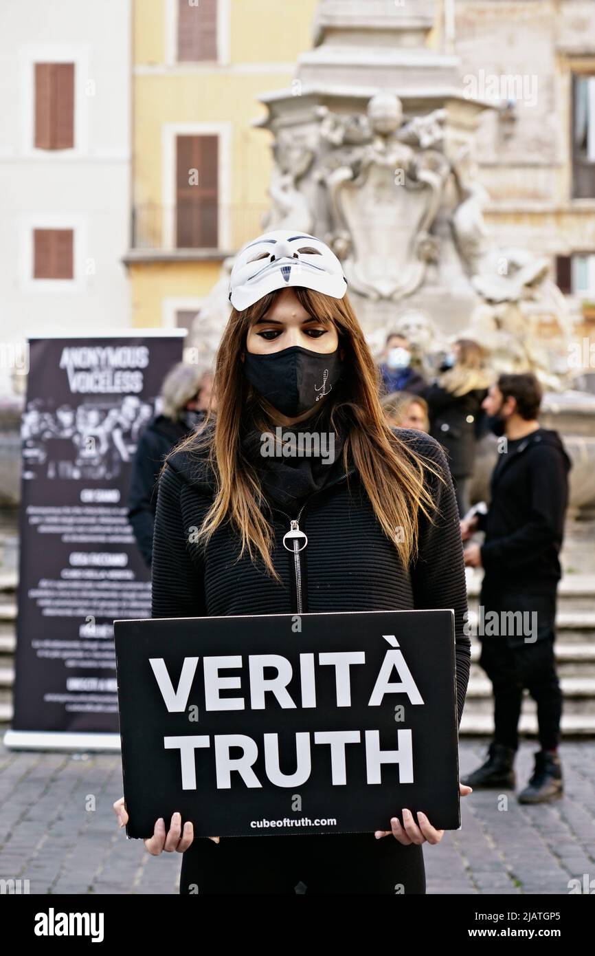 Mitglied der globalen Tierrechtsorganisation Anonymous for the Voiceless während einer Veranstaltung zur Öffentlichkeitsarbeit zum Cube of Truth in Rom, Italien, Europa. - Nahaufnahme Stockfoto