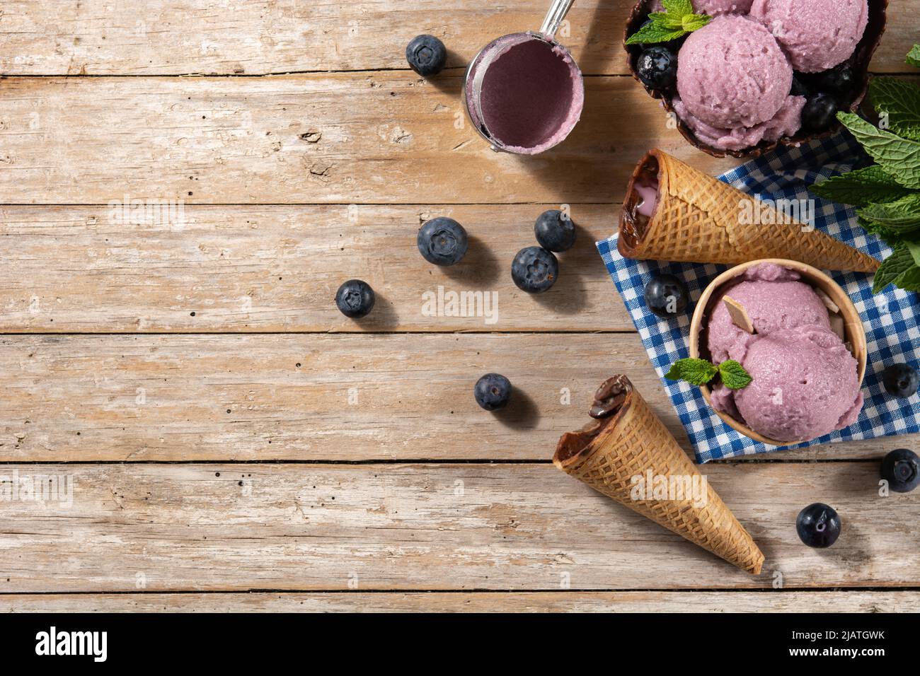 Heidelbeer-Eisschaufeln mit Waffel auf Holztisch Stockfoto