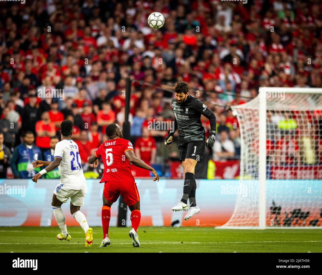 Torwart Alisson (Liverpool) vor Vinicius Junior (Real) und Ibrahima Konate (Liverpool) FC Liverpool - Real Madrid Paris, Champions League, Finale, 28 Stockfoto