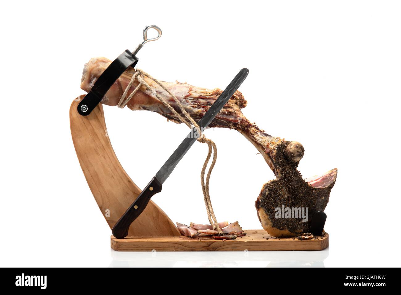 Jamon auf einem Holzständer zum Schneiden von Fleisch. Stück von Jamon auf Jamonero. Schinken, Jamon, Prosciutto. Studioaufnahme. Stockfoto