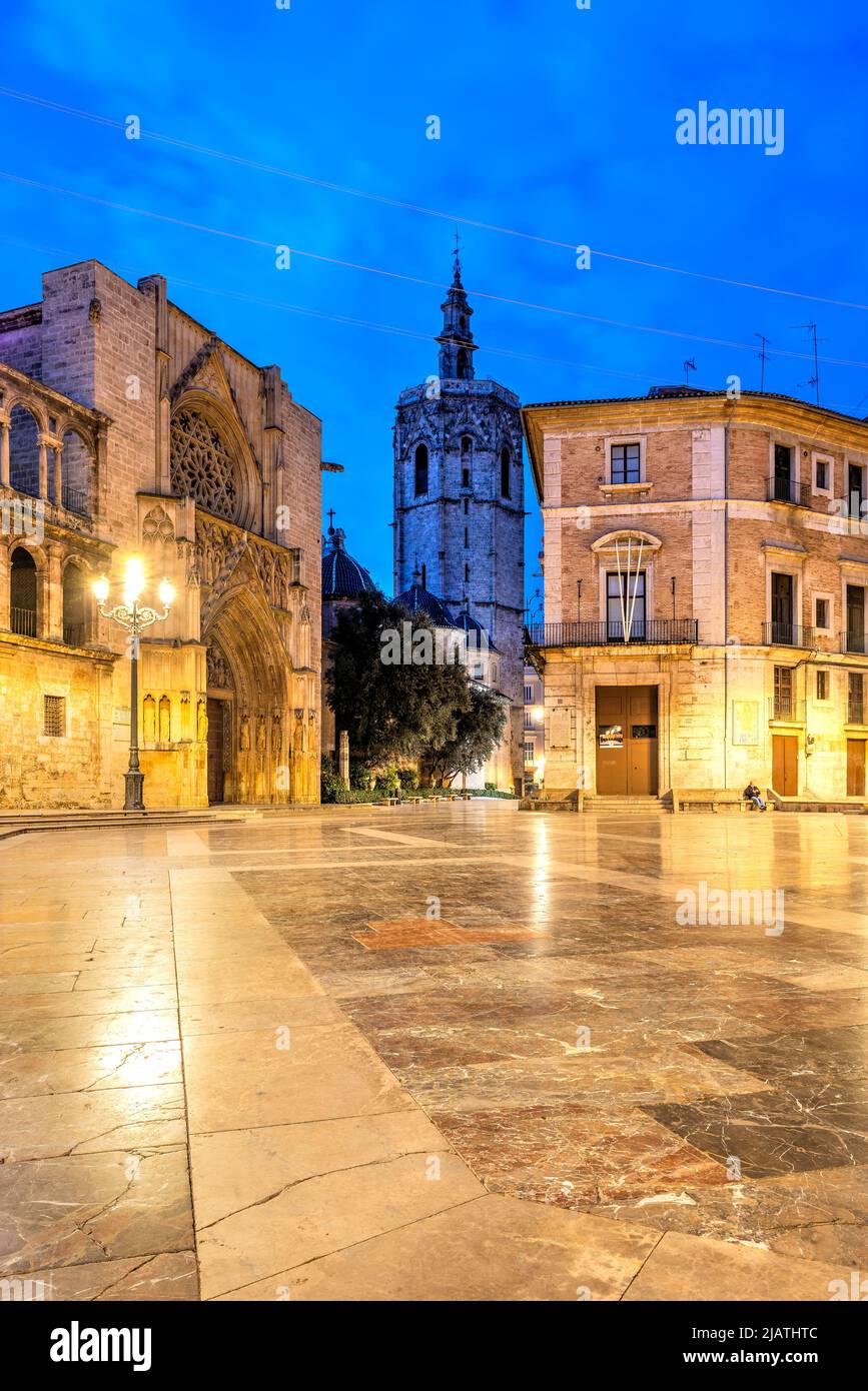 Plaza de la Virgen und Kathedrale, bei Nacht Valencia, Spanien Stockfoto