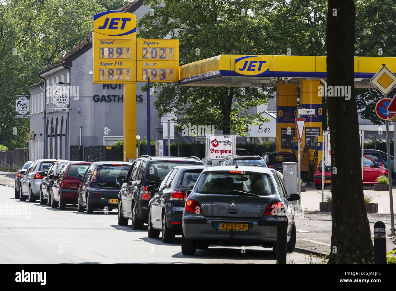 2022-06-01 10:55:22 GRONAU - Massen an einer Tankstelle in der deutschen Grenzstadt Gronau bei Enschede. Autofahrer aus den Niederlanden tanken bei den östlichen Nachbarn, die die Verbrauchsteuern auf Kraftstoff gesenkt haben. Ab heute gilt dort der niedrigste Verbrauchsteuerwert, der in der Europäischen Union zulässig ist, was für viele Niederländer Grund ist, die Grenze zu überqueren. ANP / Hollandse Hoogte / VINCENT JANNINK niederlande Out - belgien Out Stockfoto