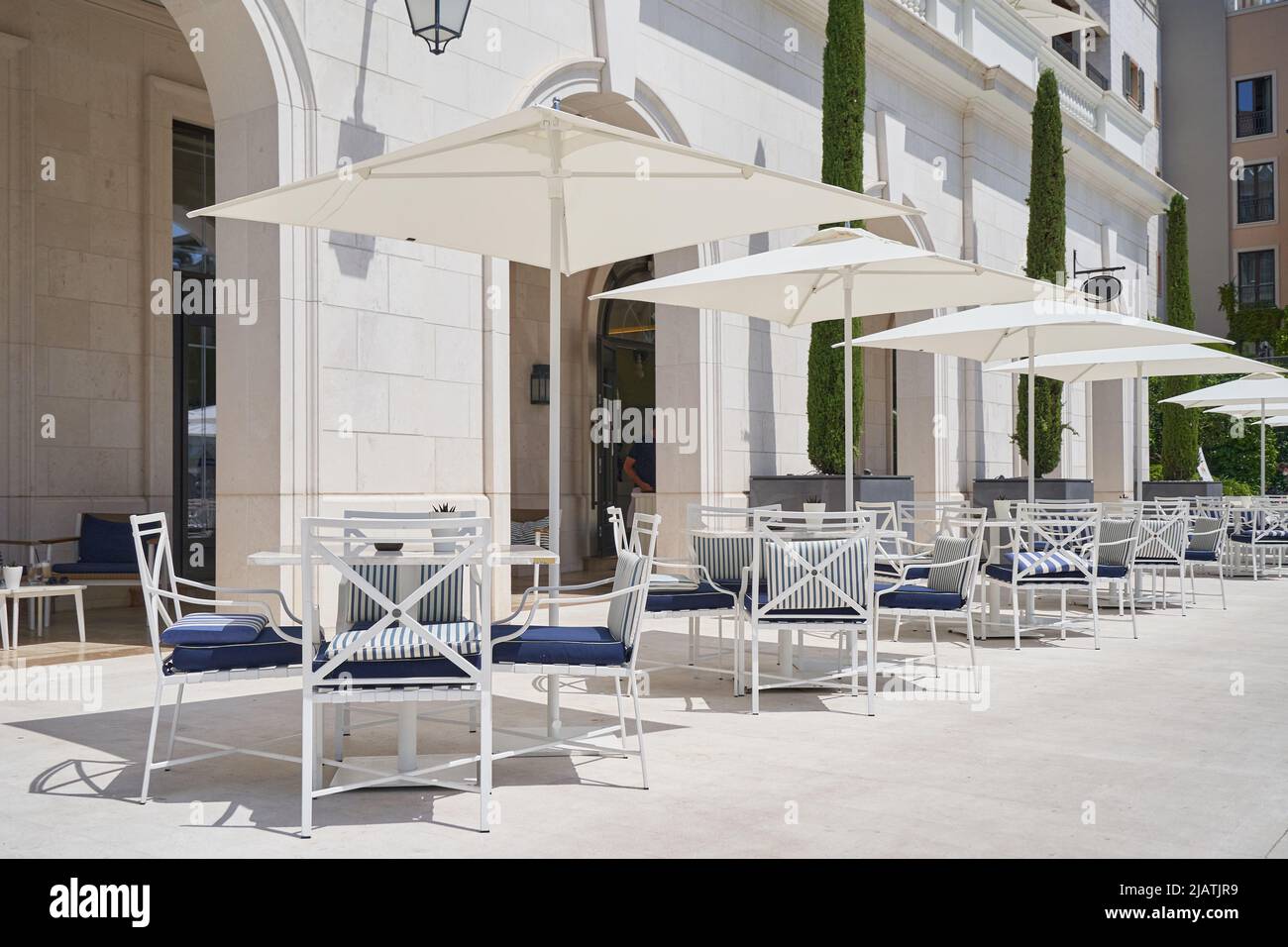 Gemütliches Restaurant im Freien ohne Leute mit Sonnenschirmen Stockfoto