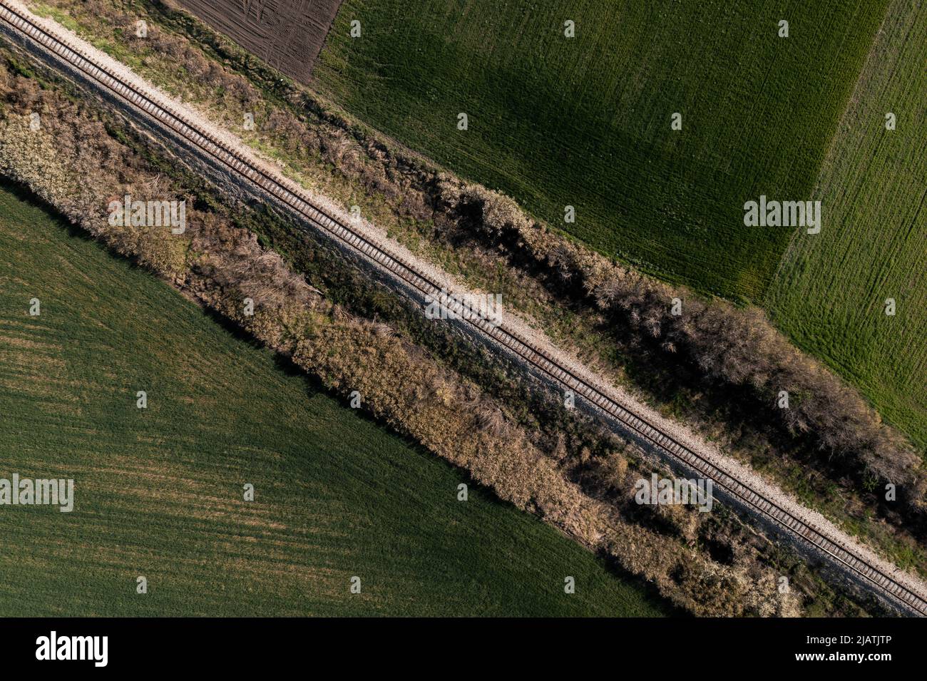 Luftaufnahme der Eisenbahn durch die Landschaft, Draufsicht Stockfoto