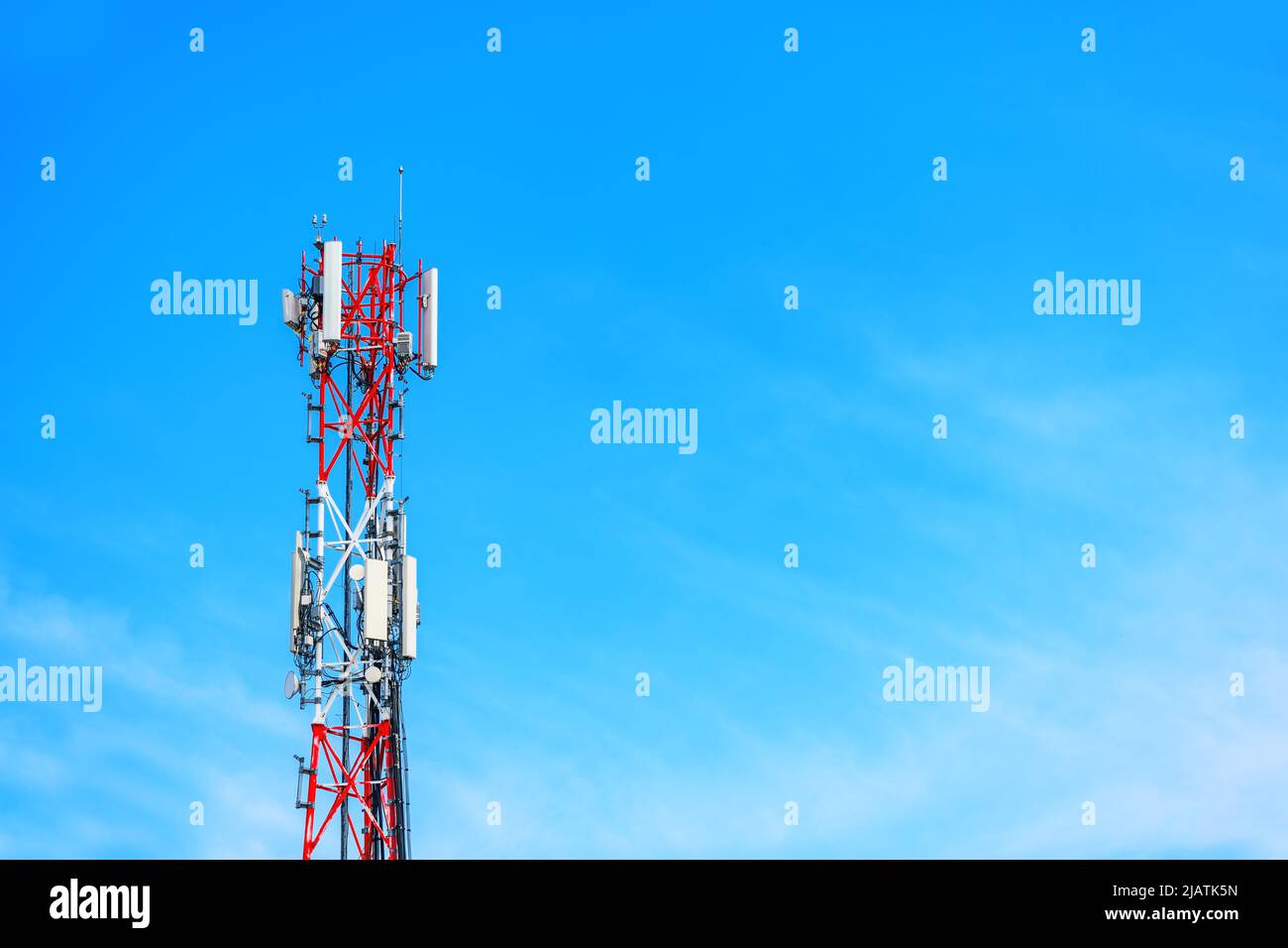 Telekommunikationsturm mit Signal-Repeater-Antennen gegen blauen Himmel als Kopierraum Stockfoto