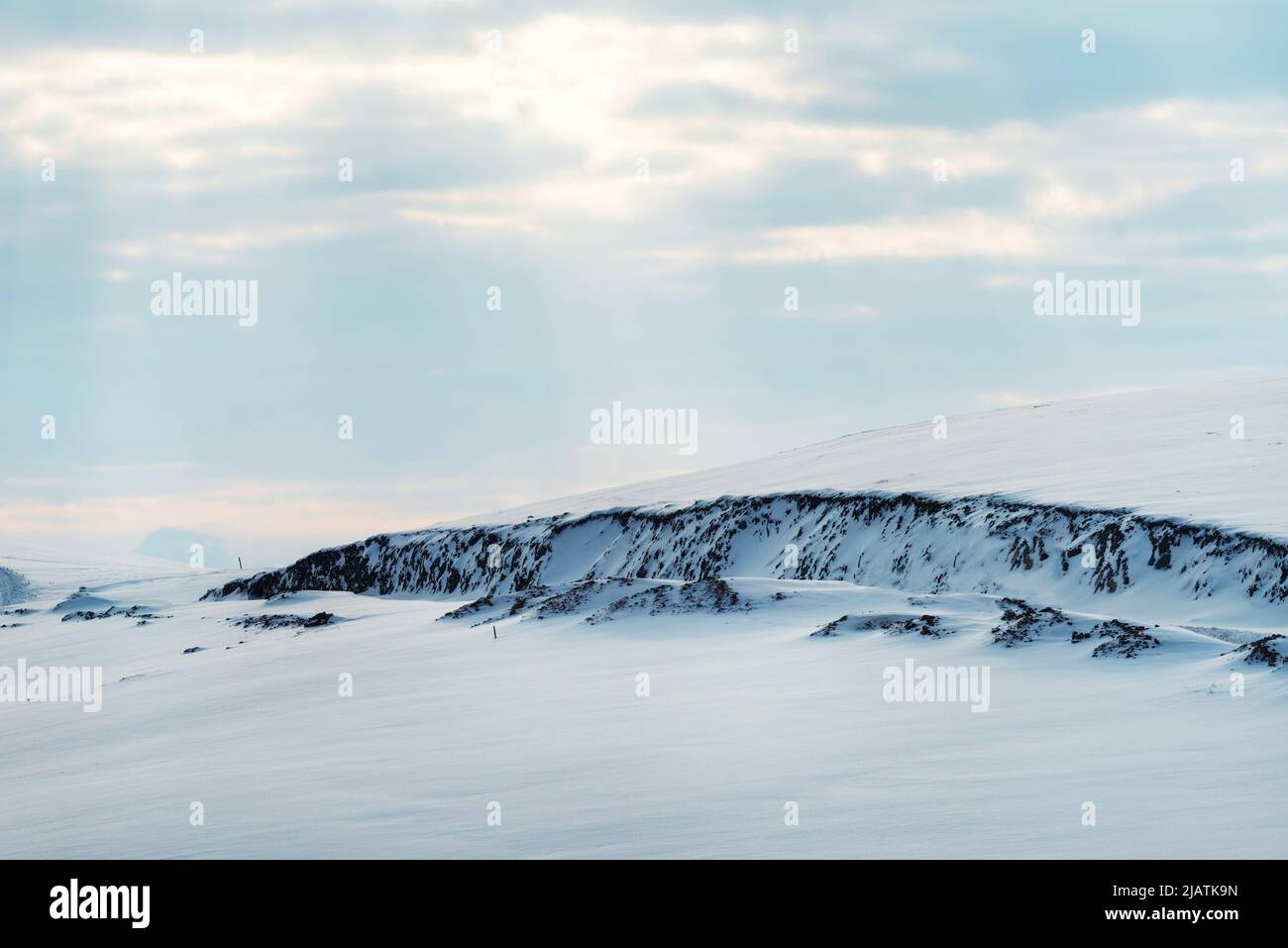 Winterlandschaft, Hügel mit weißem Schnee bedeckt. Region Zlatibor, Serbien. Stockfoto