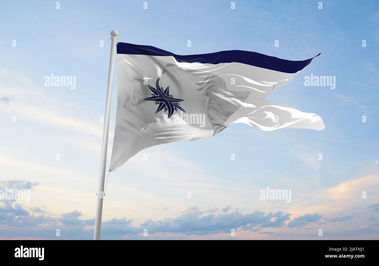Offizielle Flagge des Standards des Kommandeurs des regionalen Küstenwache-Hauptquartiers, Japan am Himmel im Hintergrund bei Sonnenuntergang, Panoramablick. Japanischer Patriot Conce Stockfoto