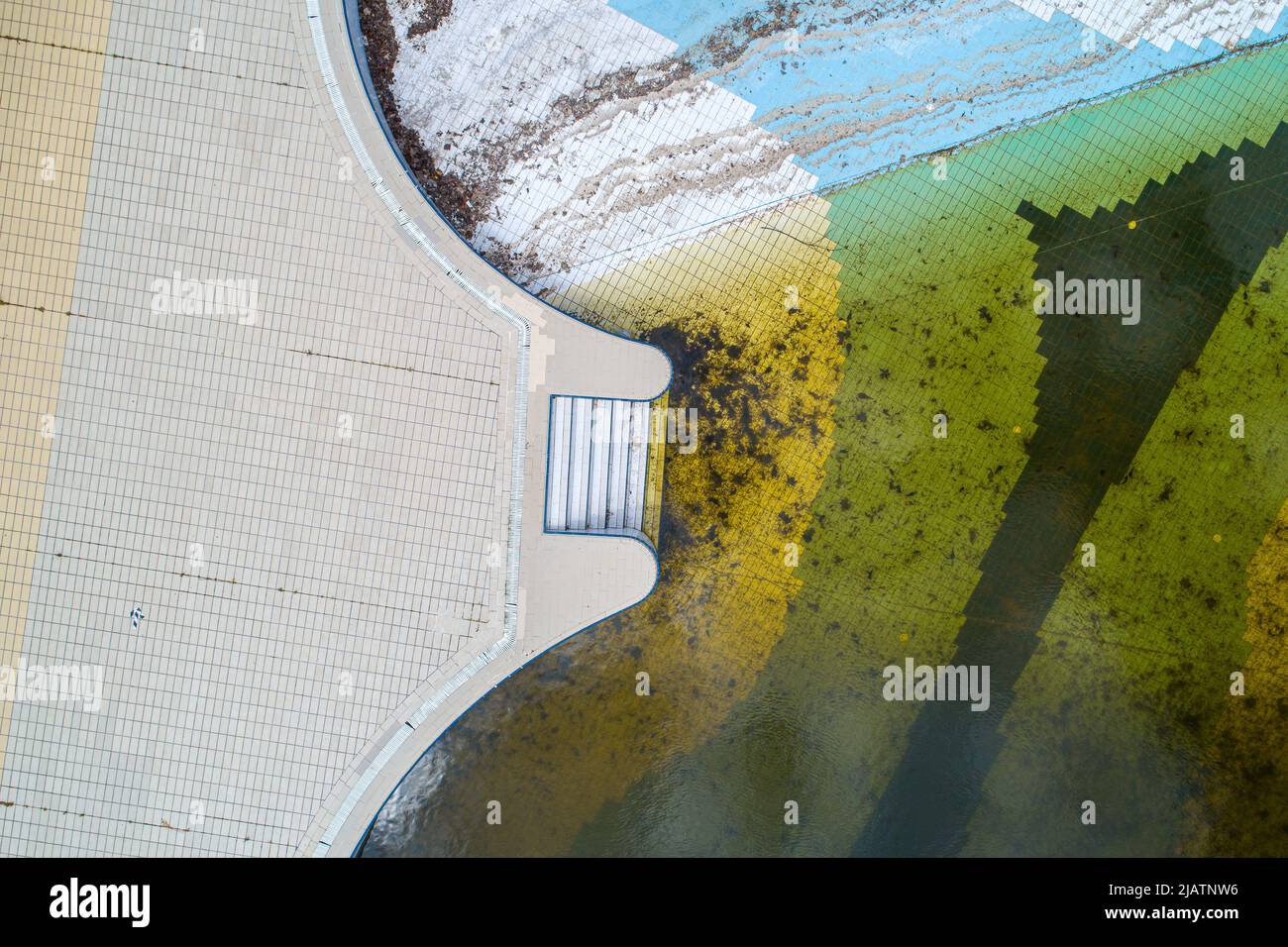 Luftaufnahme eines schmutzigen Pools mit wenig Wasser aufgrund von Trockenheit. Stockfoto