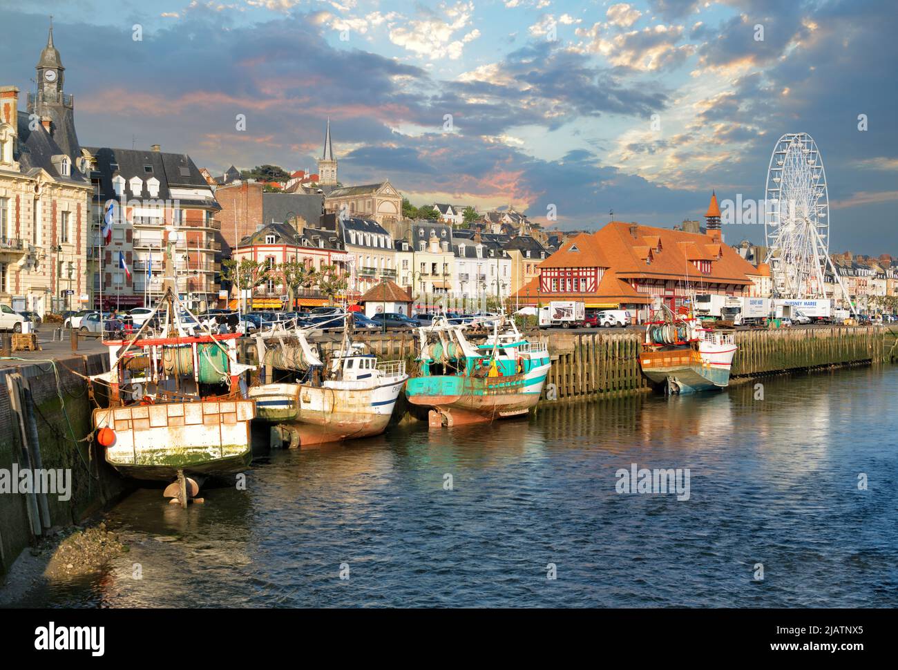 Trouville sur Mer, Frankreich - Mai 21 2019: Dramatische Panoramalicht auf den Touques-Flussufer mit Fischerbooten und Fischmarkt in der Innenstadt von Trouville Stockfoto