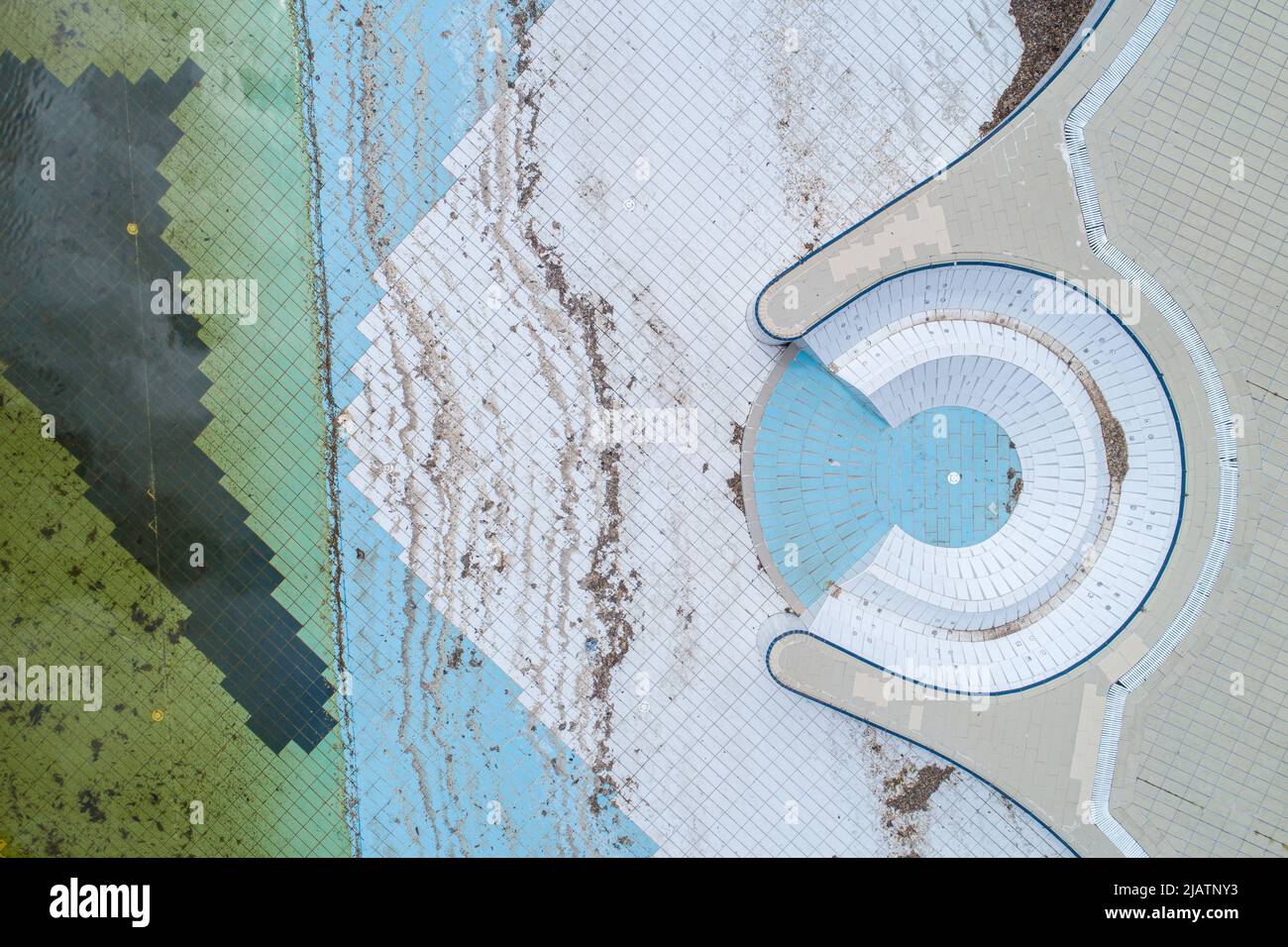 Luftaufnahme eines schmutzigen Schwimmbeckens mit wenig Wasser aufgrund von Trockenheit, Konzept des Klimawandels Stockfoto