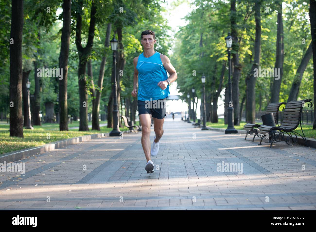 Athletischer Mann Läufer sprintet in Sportswear Outdoor Stockfoto