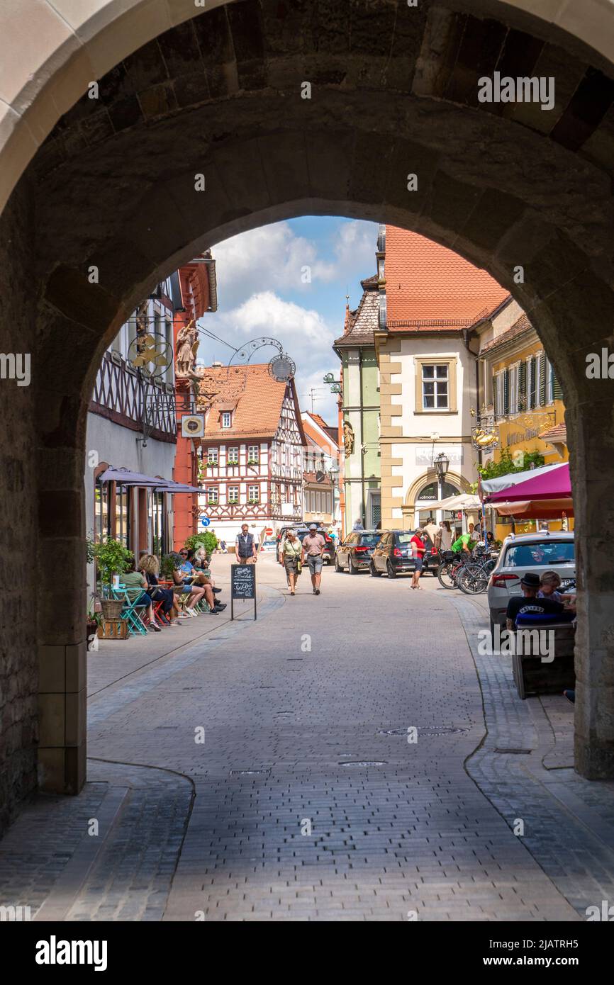 Die historische Altstadt von Volkach am Main in Unterfranken mit malerischen Gebäuden innerhalb der Stadtmauer Stockfoto