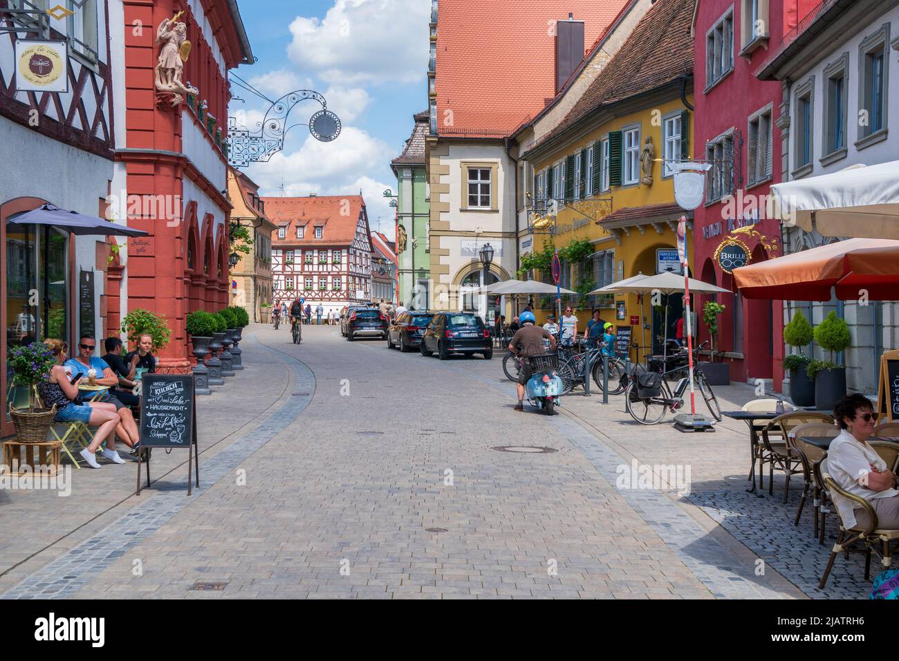 Die historische Altstadt von Volkach am Main in Unterfranken mit malerischen Gebäuden innerhalb der Stadtmauer Stockfoto