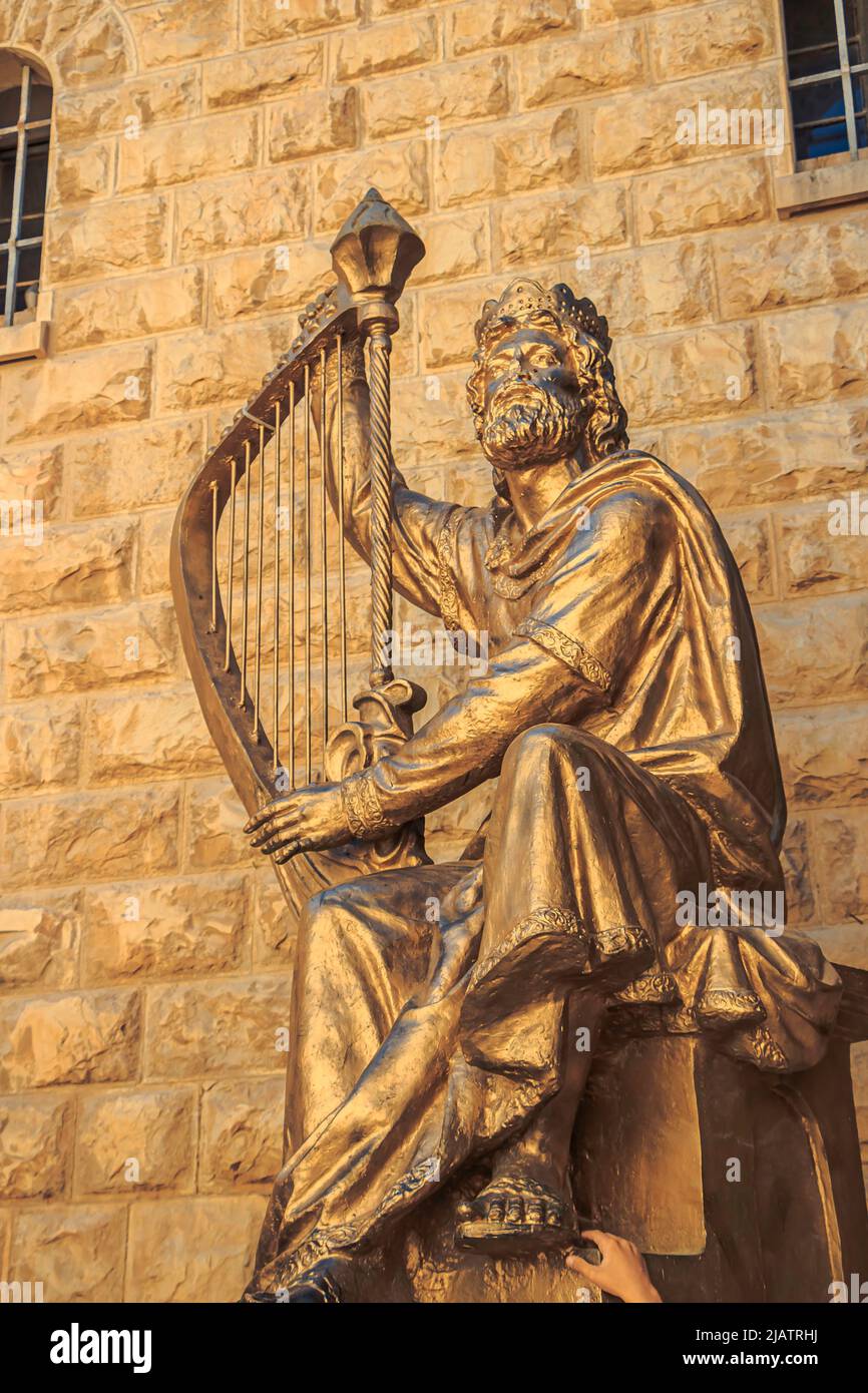 Goldene Statue von König David mit Harfe in Jerusalem Stockfoto