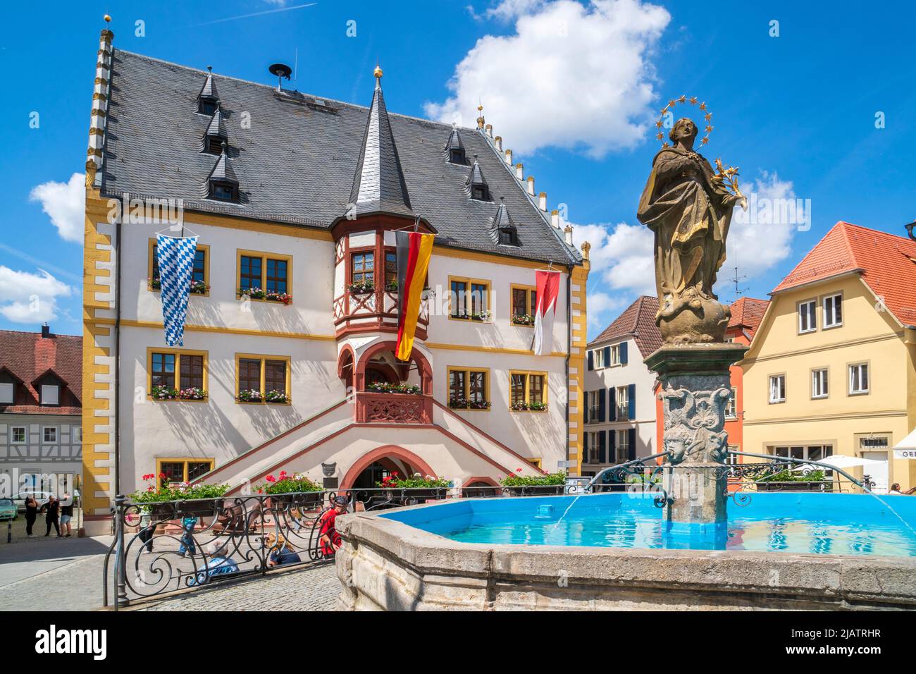 Die historische Altstadt von Volkach am Main in Unterfranken mit Rathaus und Brunnen am Marktplatz Stockfoto
