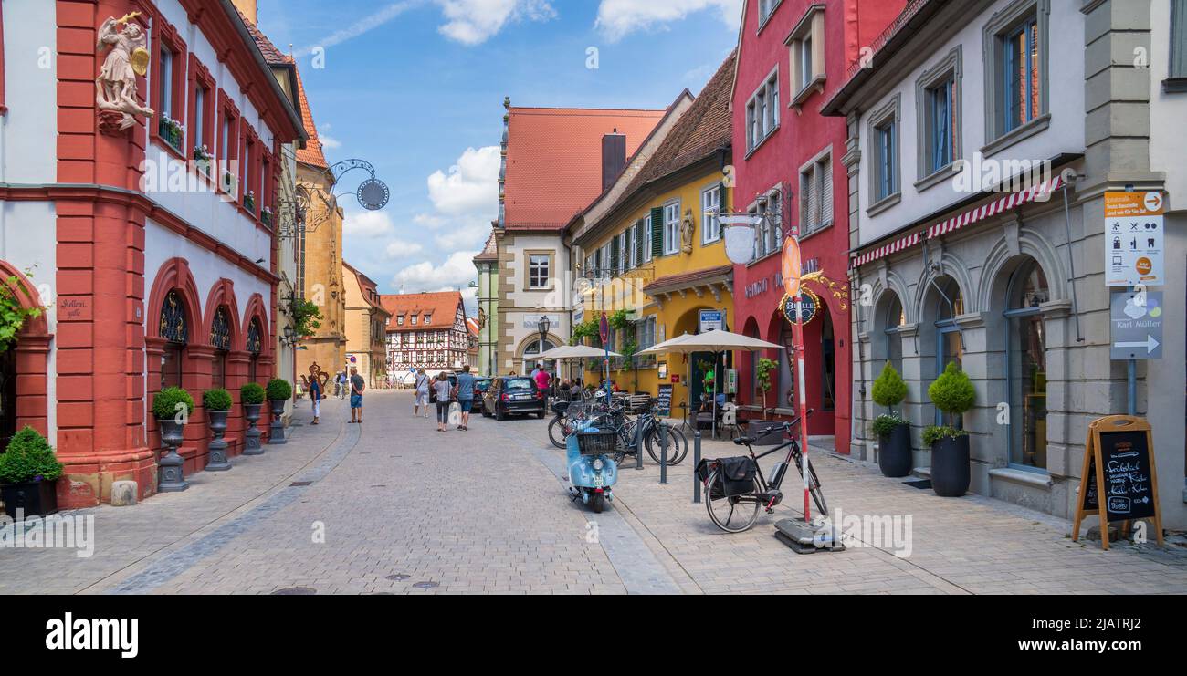 Die historische Altstadt von Volkach am Main in Unterfranken mit malerischen Gebäuden innerhalb der Stadtmauer Stockfoto