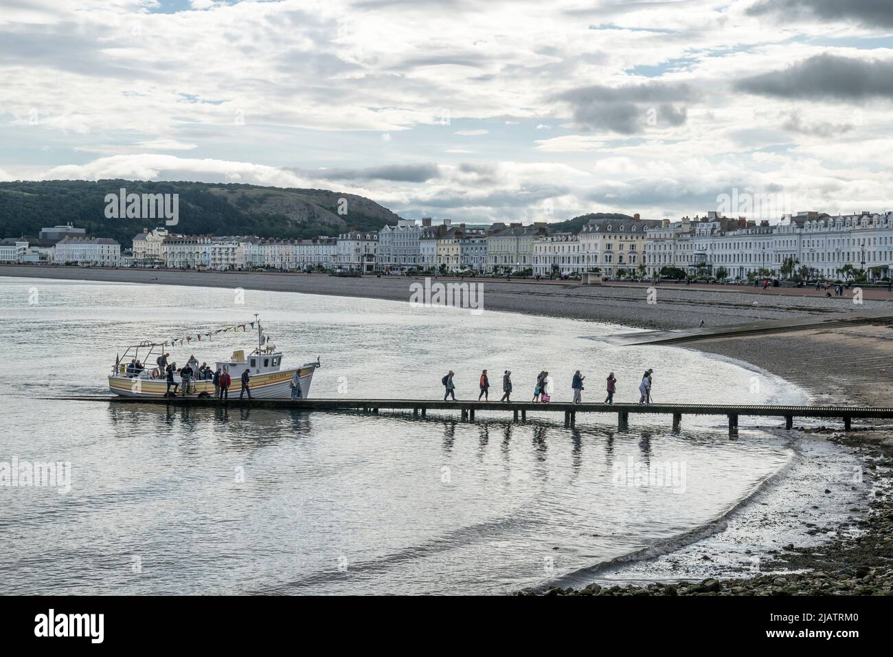 Besichtigungstouren mit dem Touristenboot in der Bucht von Llandudno an der Küste von Nordwales Stockfoto