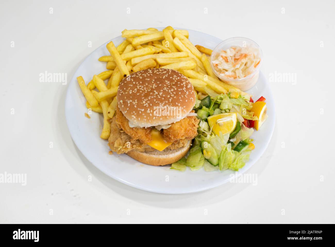 Yorkshire, Großbritannien – 18. März 2019: Köstlicher Mega-Mix aus gebratenem Hühnchen-Burger mit Pommes Frites & Salat, Dixy Chicken, Doncaster Stockfoto