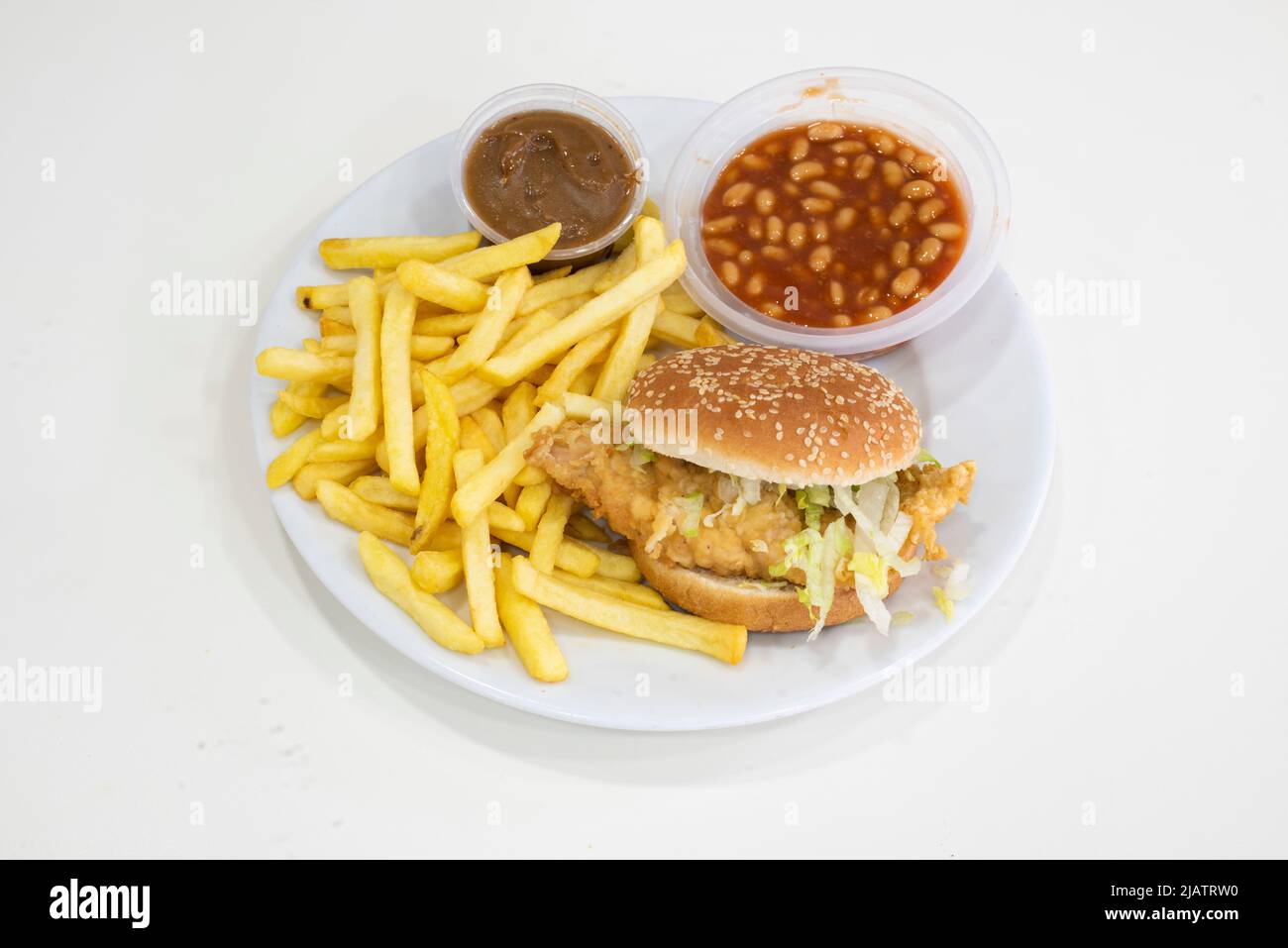 Yorkshire, Großbritannien – 18. März 2019: Meal Deal mit südlichen gebratenen Chicken Burger, Chips und Beilagen, Dixy Chicken, Doncaster Stockfoto