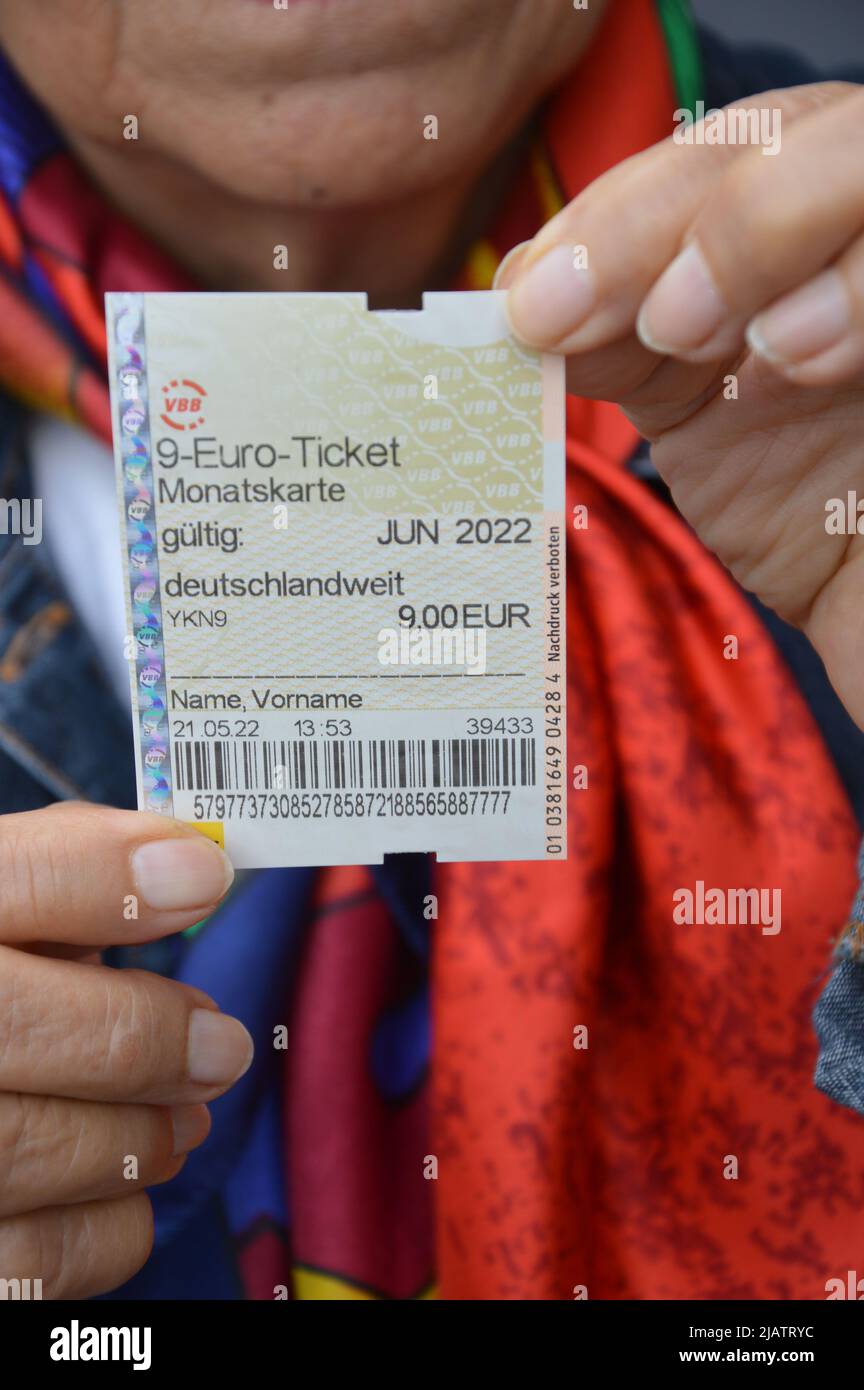Berlin, Deutschland - 1. Juni 2022 - 9 Euro Ticket - Unlimitiertes Reisen in Deutschland mit lokalen/regionalen Verkehrsmitteln im ausgewählten Monat - Foto: Markku Rainer Peltonen. Stockfoto
