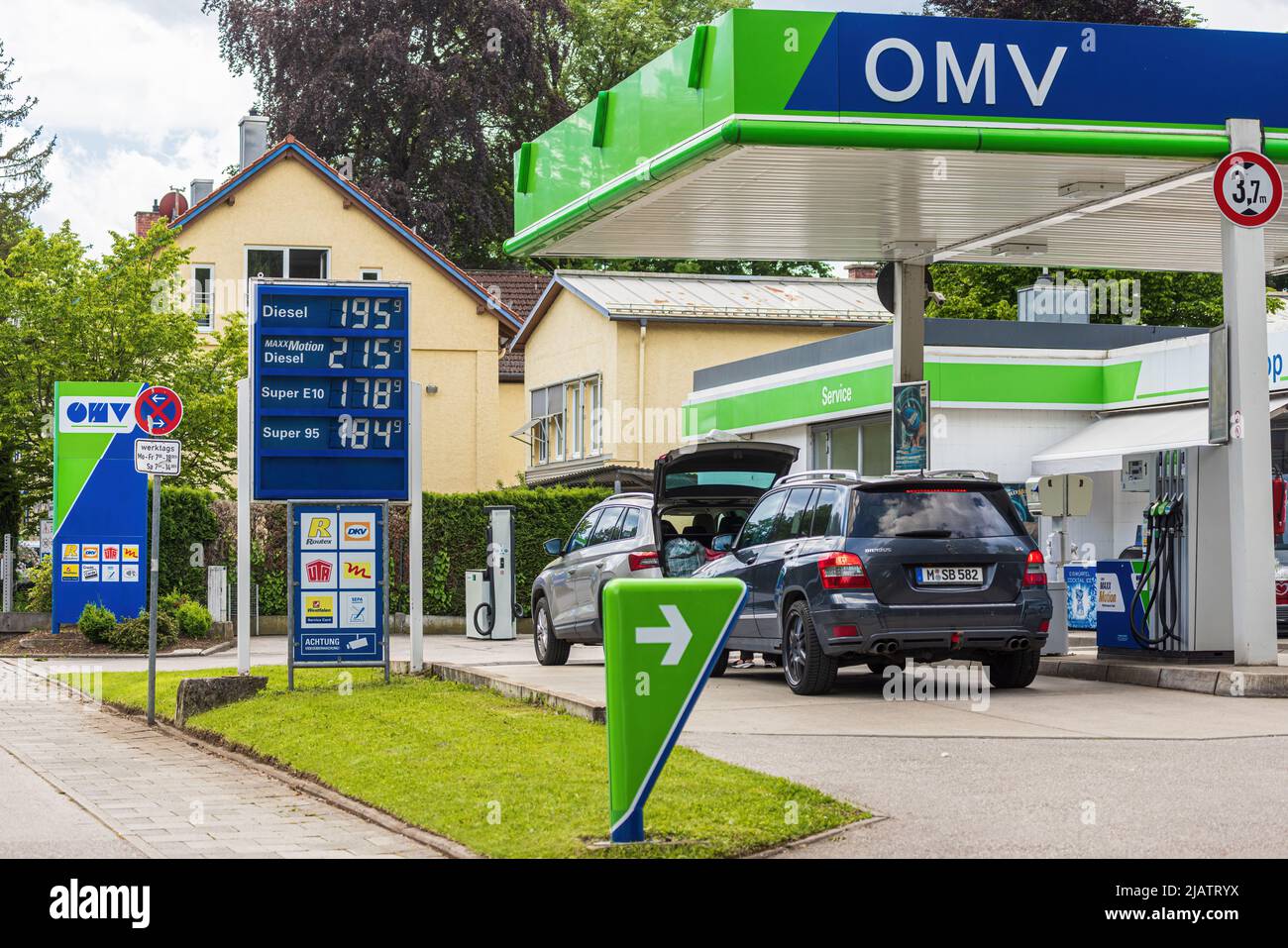 MÜNCHEN, DEUTSCHLAND - 1. JUNI: Preistafel an der Tankstelle, in der die Preise für Gas am 1. Juni 2022 in München angezeigt werden. Ab dem 1.. Juni haben die Steuern Stockfoto