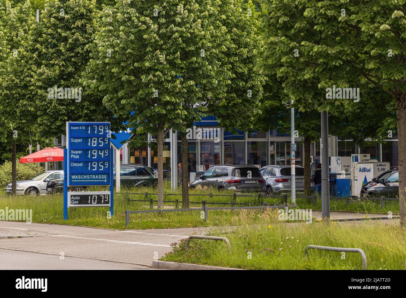 MÜNCHEN, DEUTSCHLAND - 1. JUNI: Preistafel an der Tankstelle, in der die Preise für Gas am 1. Juni 2022 in München angezeigt werden. Ab dem 1.. Juni haben die Steuern Stockfoto