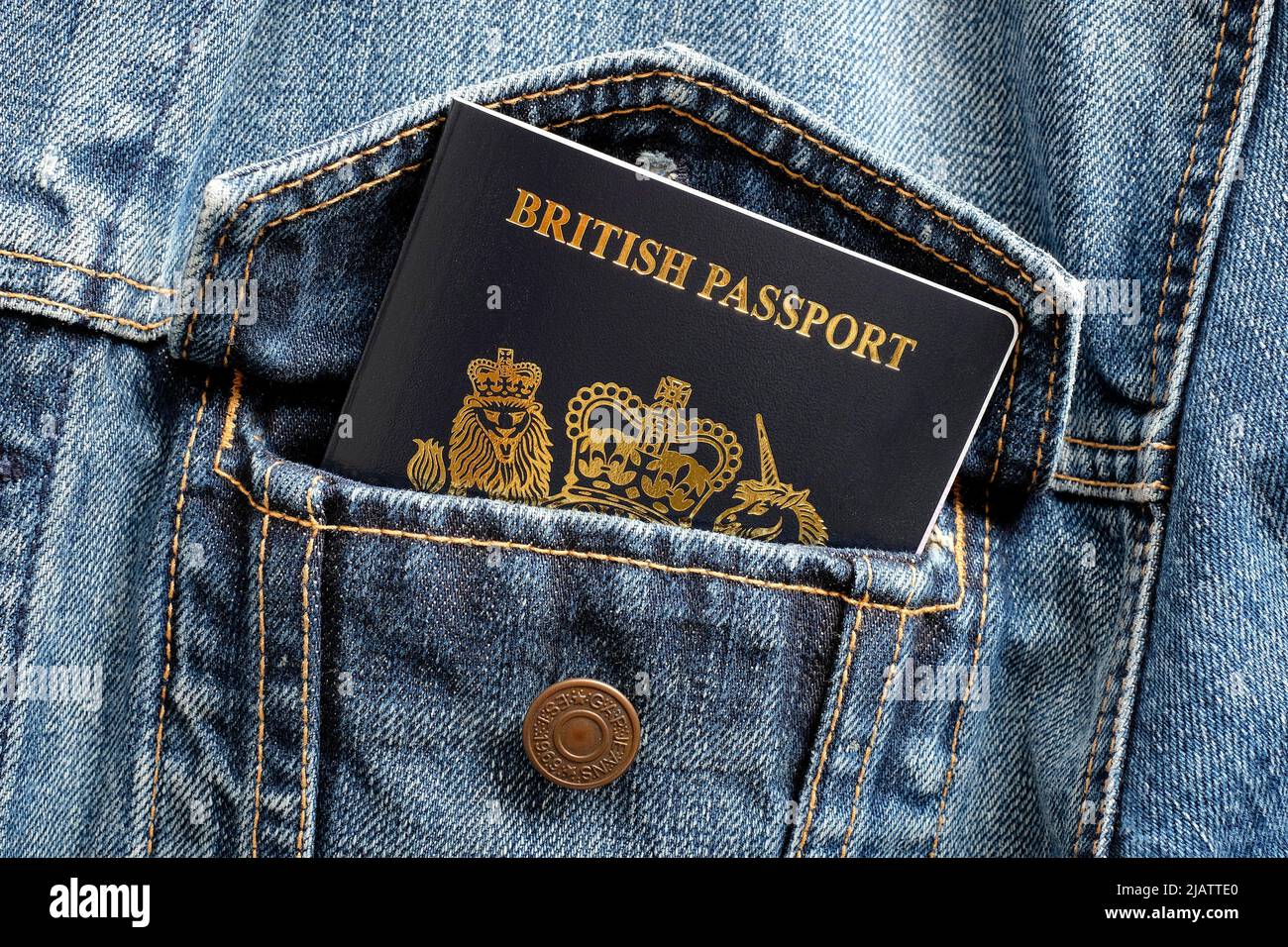 Neuer britischer Reisepass in blauer Jeansjackentasche Stockfoto