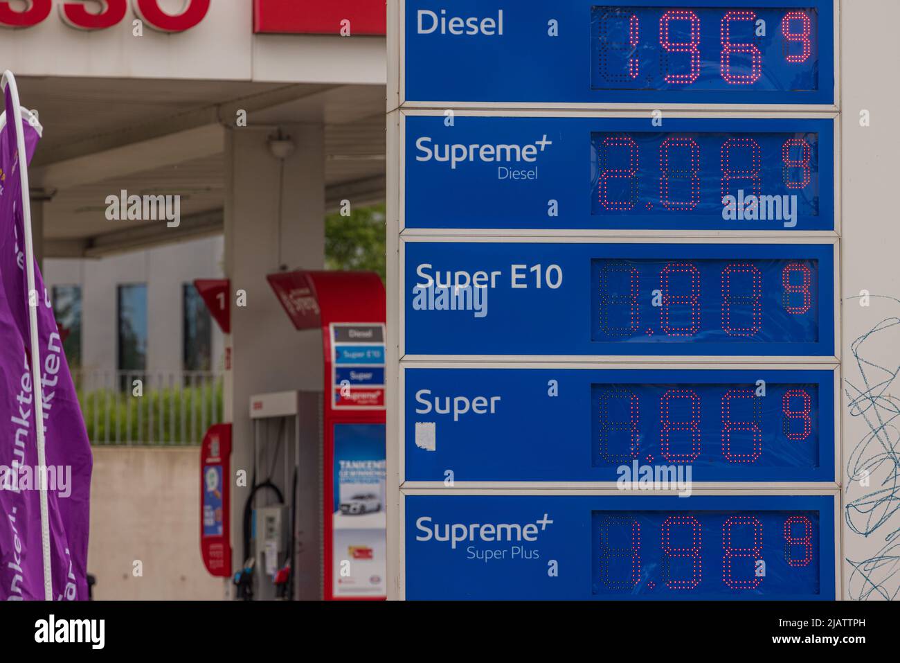 MÜNCHEN, DEUTSCHLAND - 1. JUNI: Am 1. Juni 2022 sinken die Kraftstoffpreise in Deutschland in München unter die zwei-Euro-Marke. Ab heute die Steuern für Gas Stockfoto