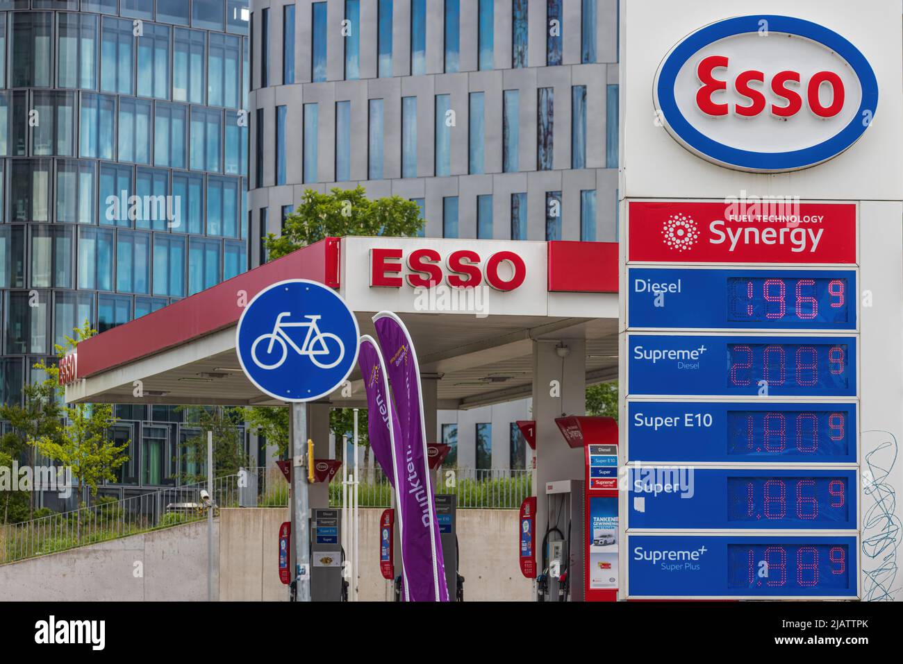 MÜNCHEN, DEUTSCHLAND - 1. JUNI: Am 1. Juni 2022 sinken die Kraftstoffpreise in Deutschland in München unter die zwei-Euro-Marke. Ab heute die Steuern für Gas Stockfoto