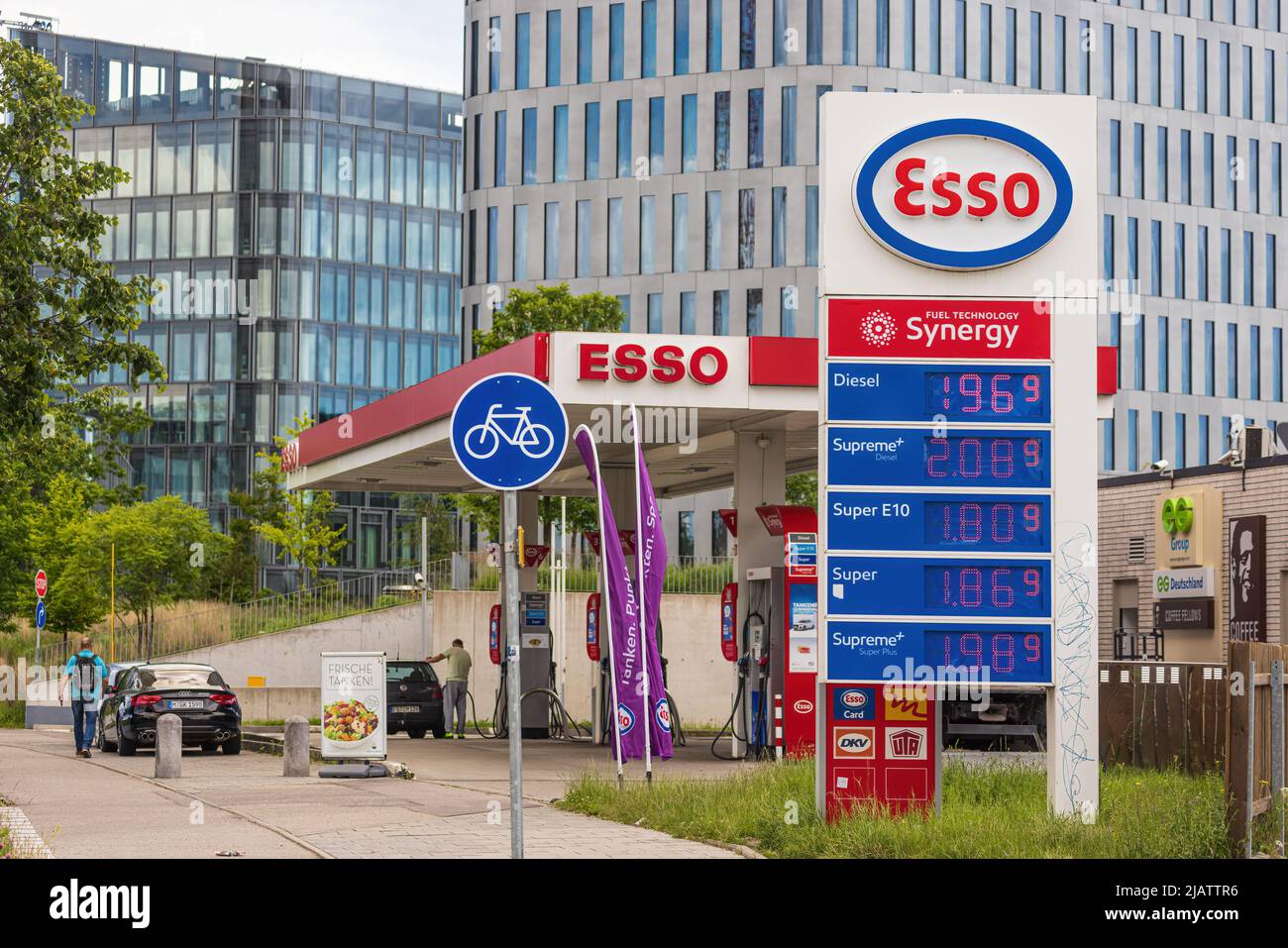 MÜNCHEN, DEUTSCHLAND - 1. JUNI: Am 1. Juni 2022 sinken die Kraftstoffpreise in Deutschland in München unter die zwei-Euro-Marke. Ab heute die Steuern für Gas Stockfoto