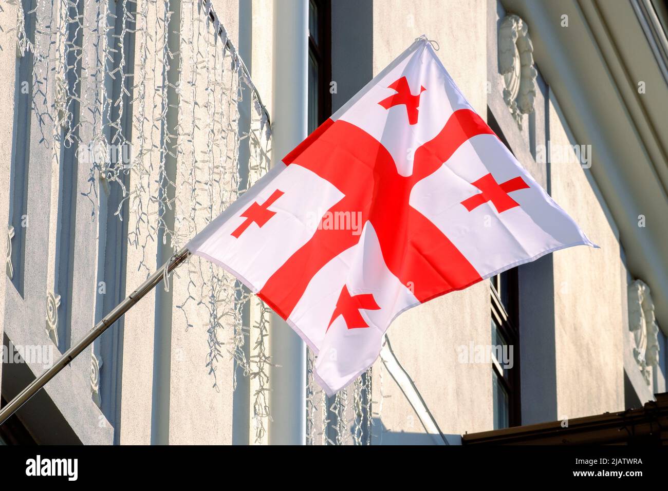 Flagge Georgiens über der Botschaft Georgiens in Belarus Stockfoto