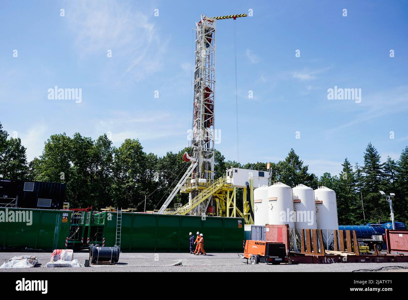 Graben Neudorf, Deutschland. 01.. Juni 2022. Am geothermischen Bohrstandort der Deutschen Erdwärme passieren Arbeiter vor dem Bohrgerät. Das Entwicklungsprojekt in Graben-Neudorf ist derzeit das fortschrittlichste Projekt der Deutschen Erdbeere. Quelle: Uwe Anspach/dpa/Alamy Live News Stockfoto