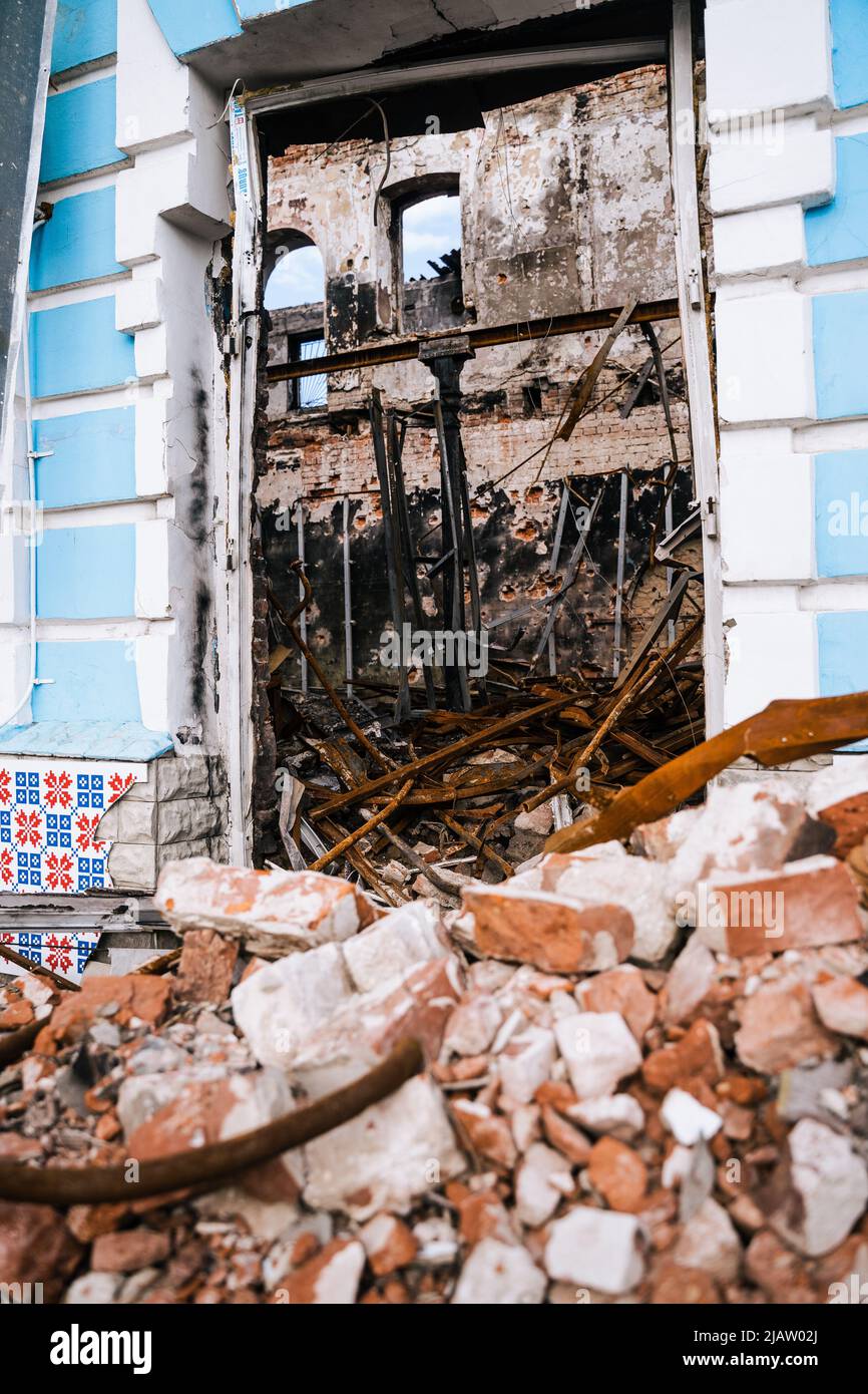 Die Folgen des russischen Friedens in der Stadt Trostjanez. Sumy-Region. Zivile Gebäude. Russische militärische Invasion der Ukraine Stockfoto
