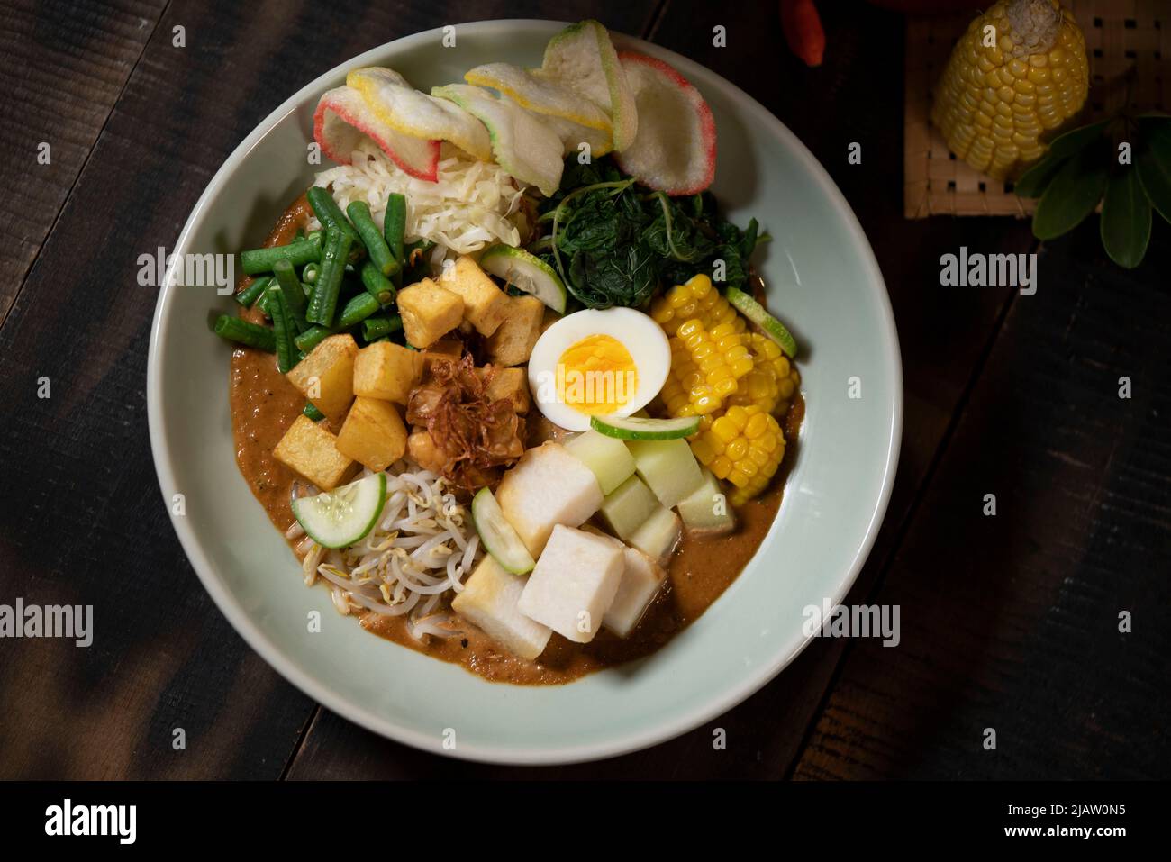 Gado-Gado oder indonesischer Salat mit Erdnusssauce ist ein indonesischer Salat aus rohem, leicht gekochtem, blanchierten oder gedünstetem Gemüse und hart gekochten Eiern Stockfoto